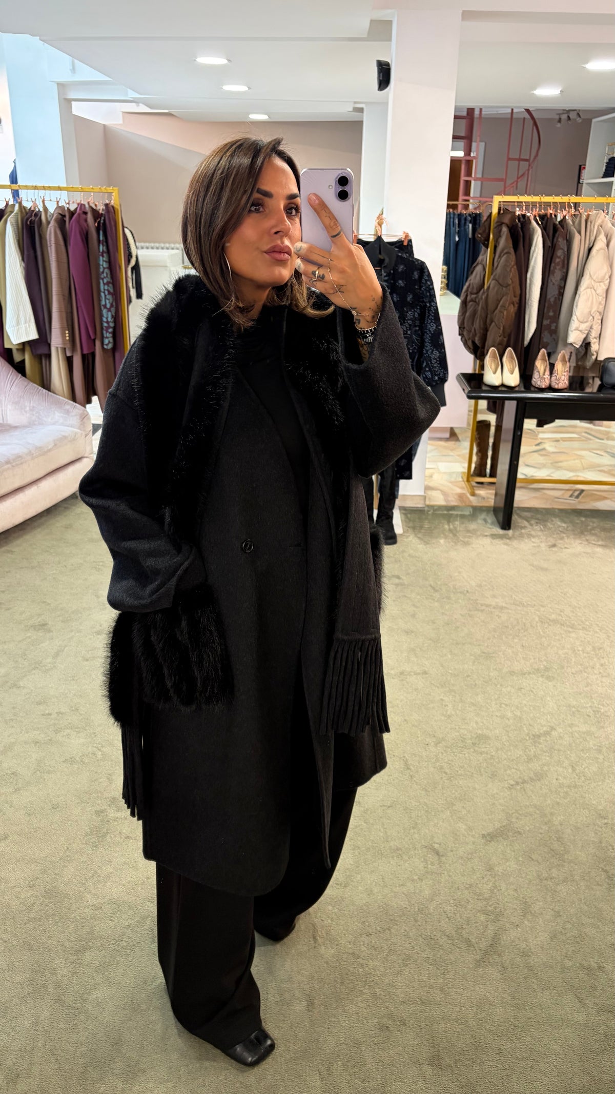 Cappotto nero con sciarpa removibile in ecopelliccia e tasche in ecopelliccia fr.