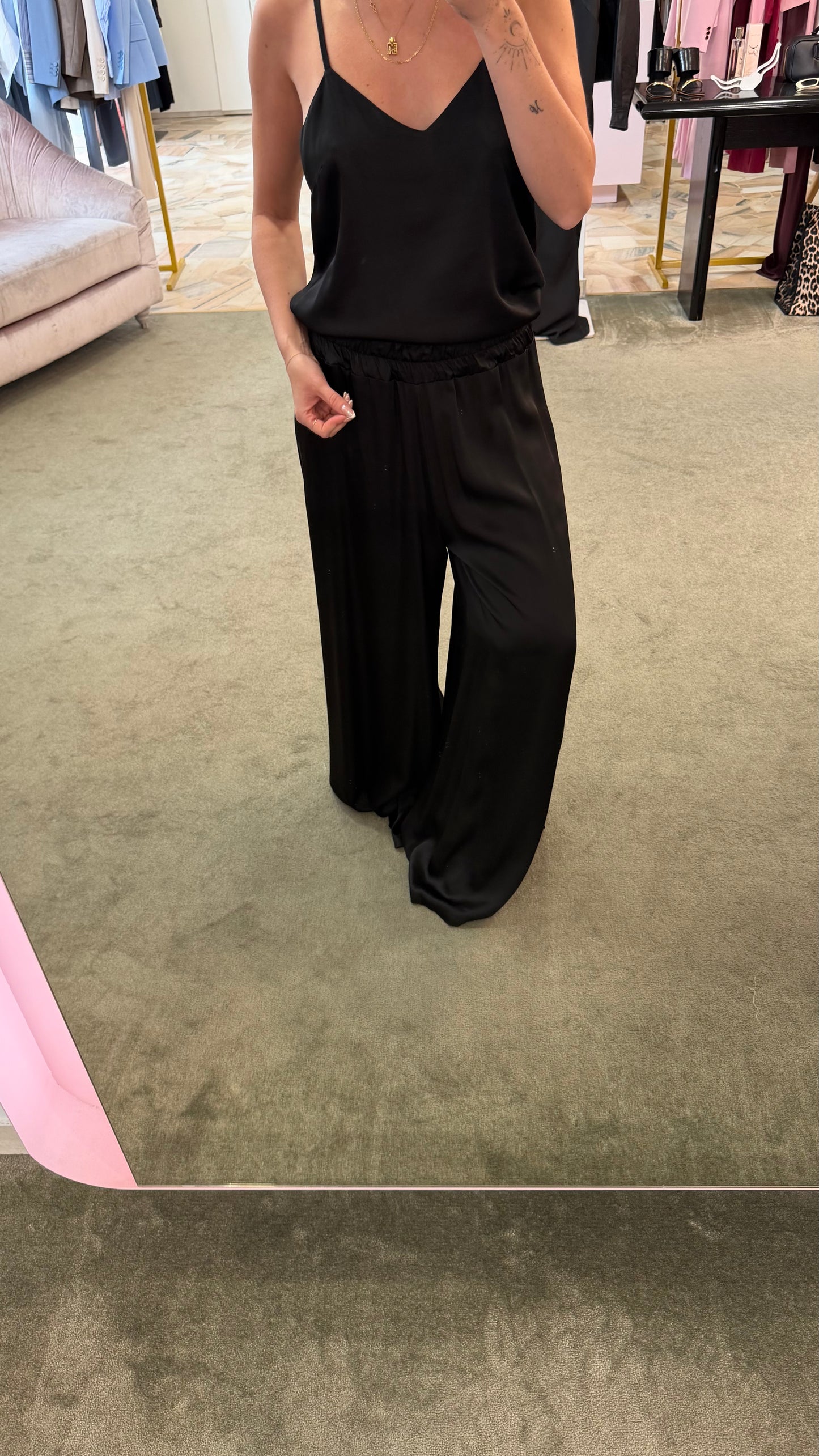 Pantaloni neri a palazzo in satin ay
