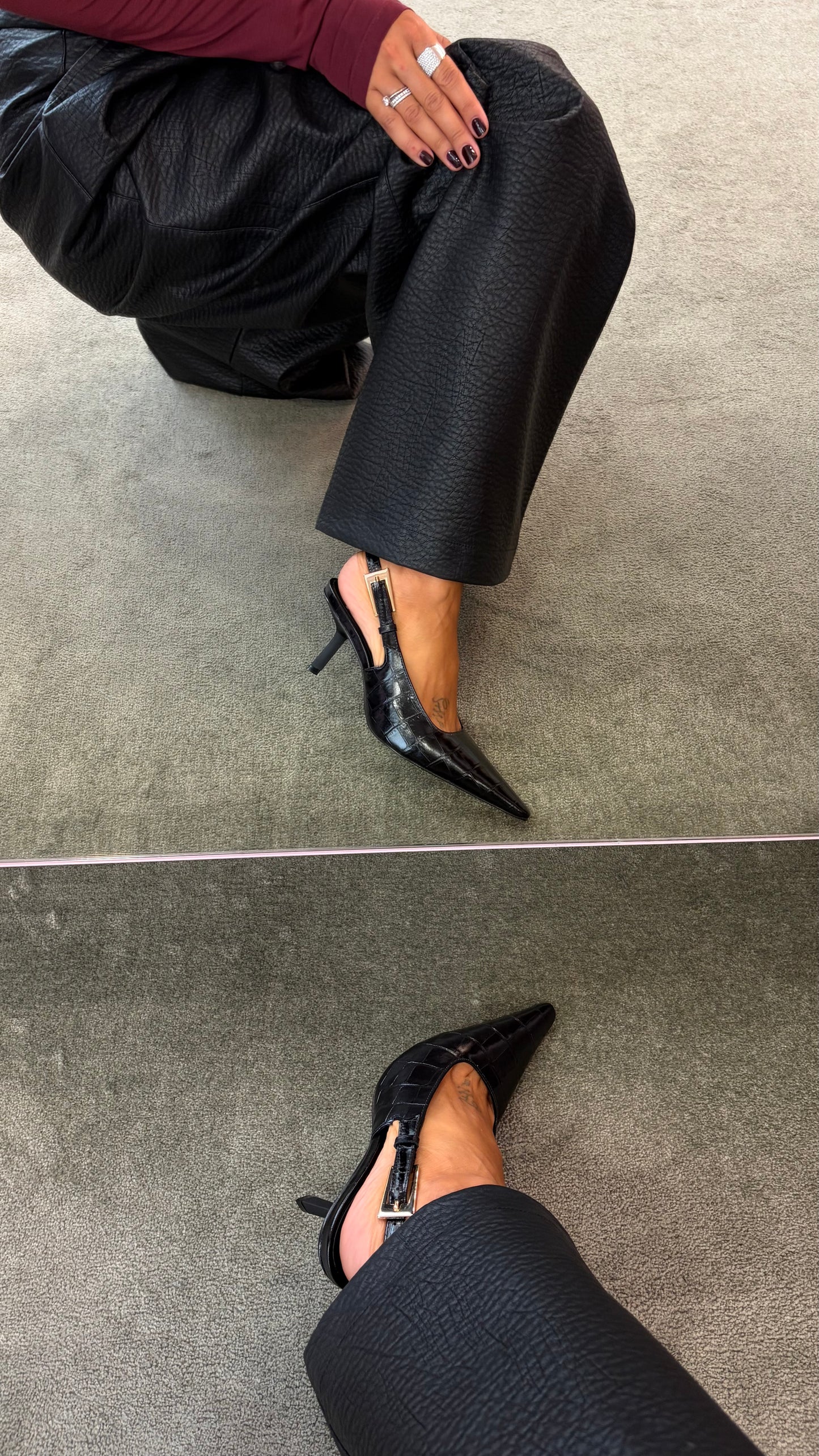 Slingback nera in pelle crocco con fibbia oro cr