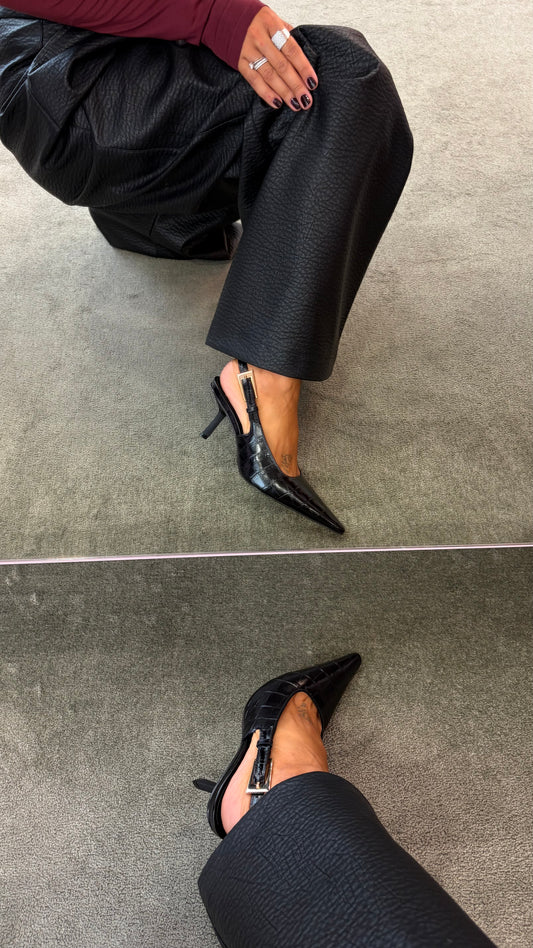 Slingback nera in pelle crocco con fibbia oro cr