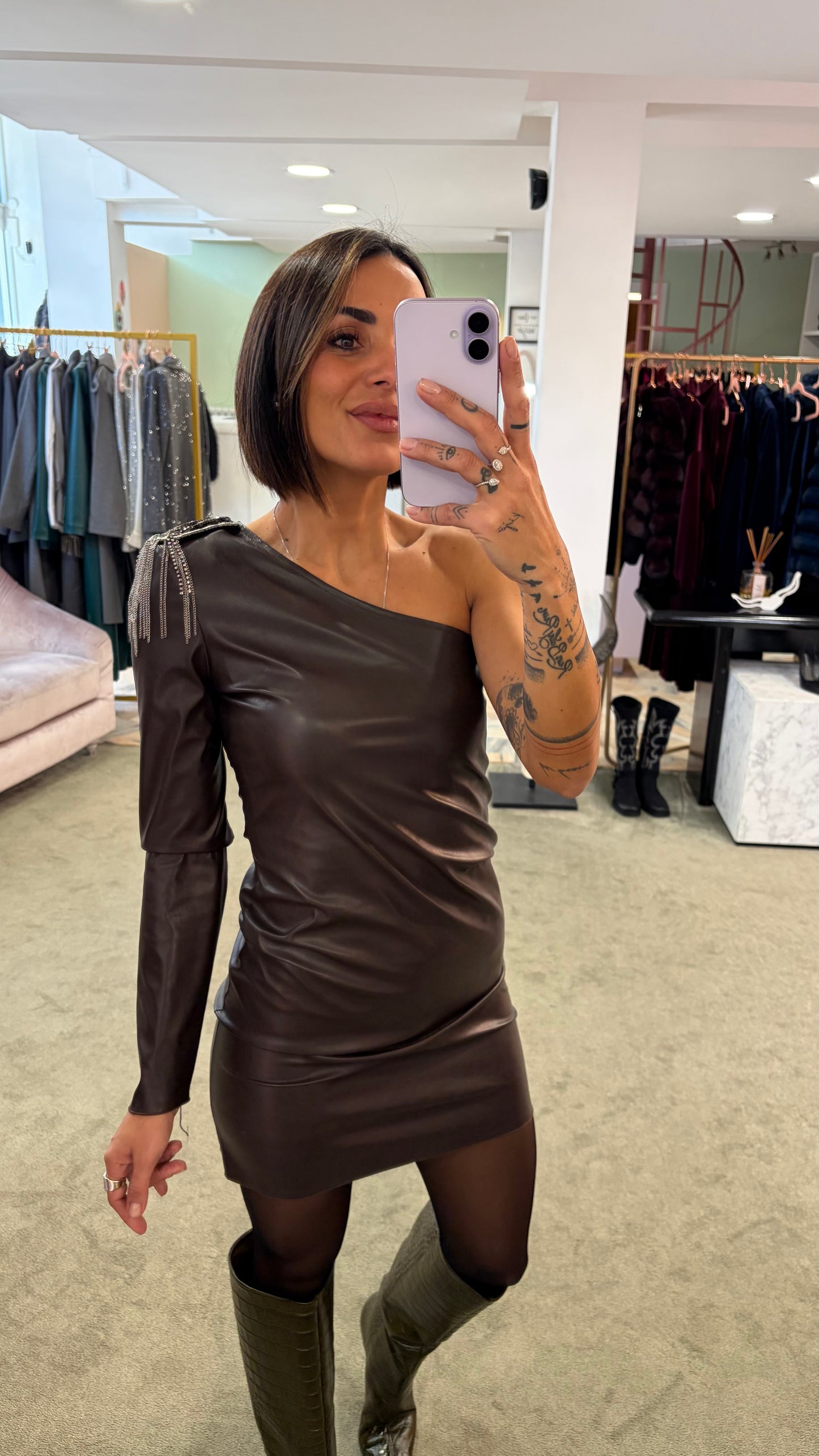 Abito monospalla marrone fango in ecopelle con dettaglio gioiello mq