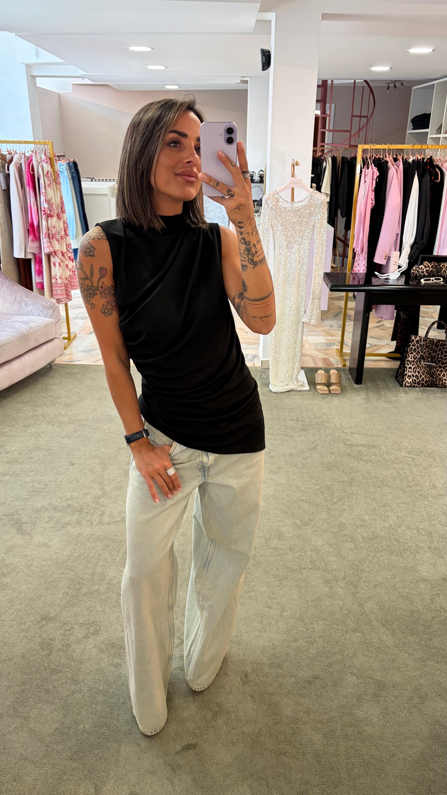 Canotta nera taglio asimmetrico con arricciature ks