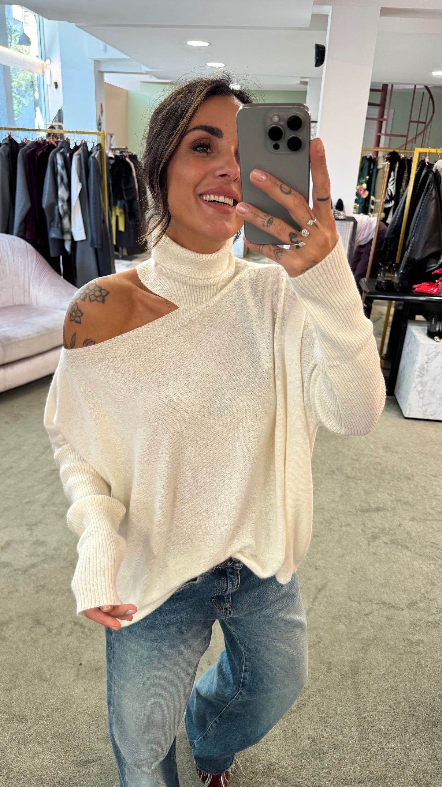 Dolcevita panna cutout  sulla spalla lh