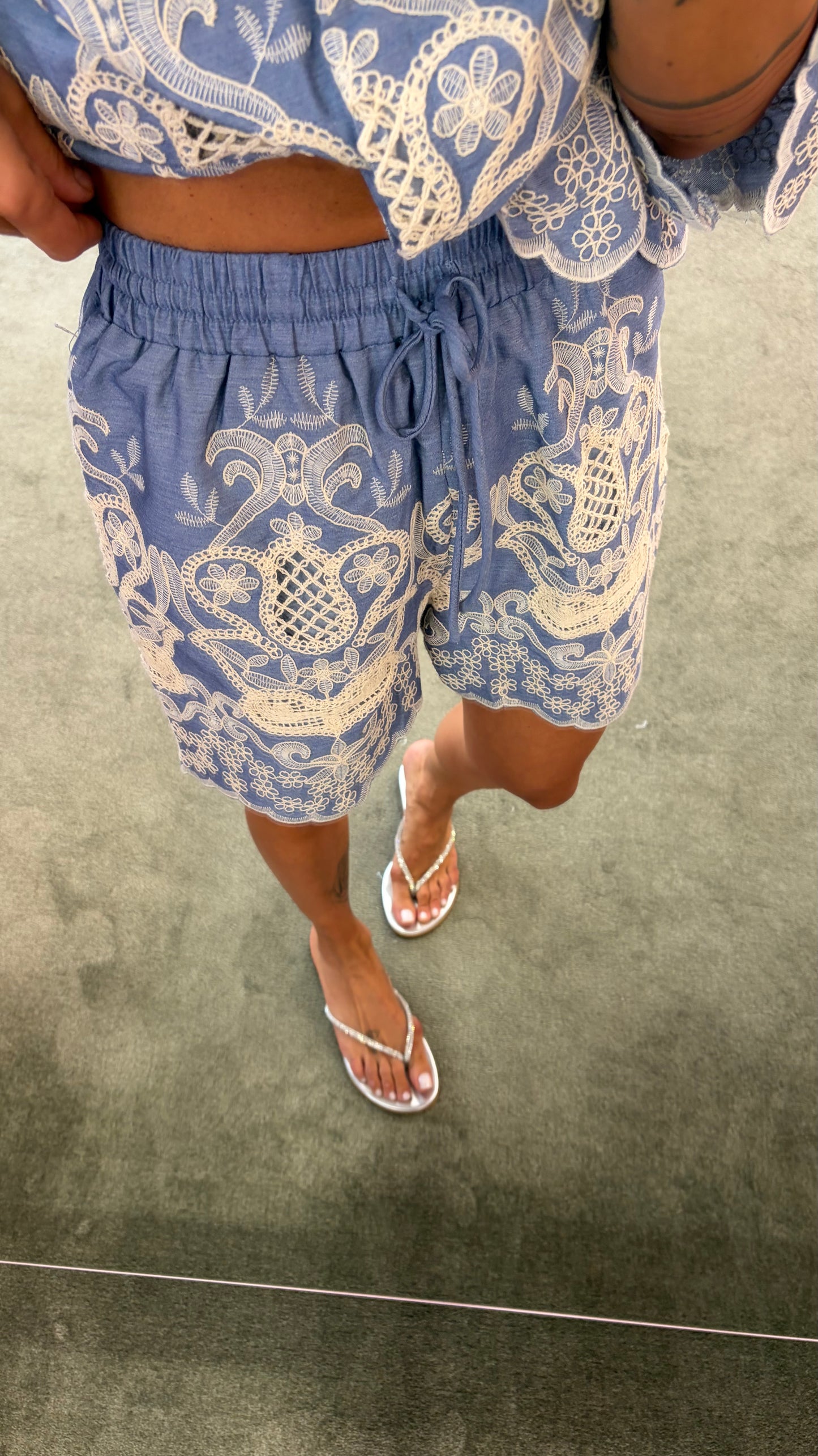 Shorts azzurro con ricami gl