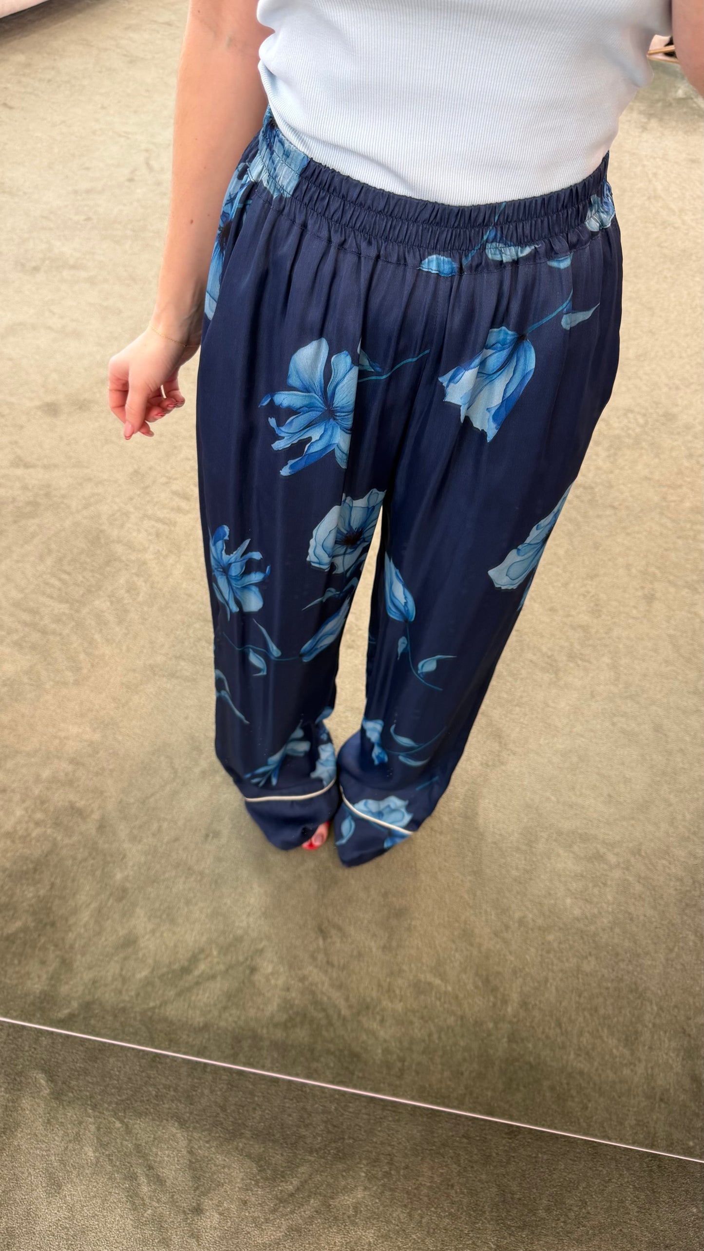 Pantaloni rosie MAR DE MARGARITAS blu con fiori azzurri