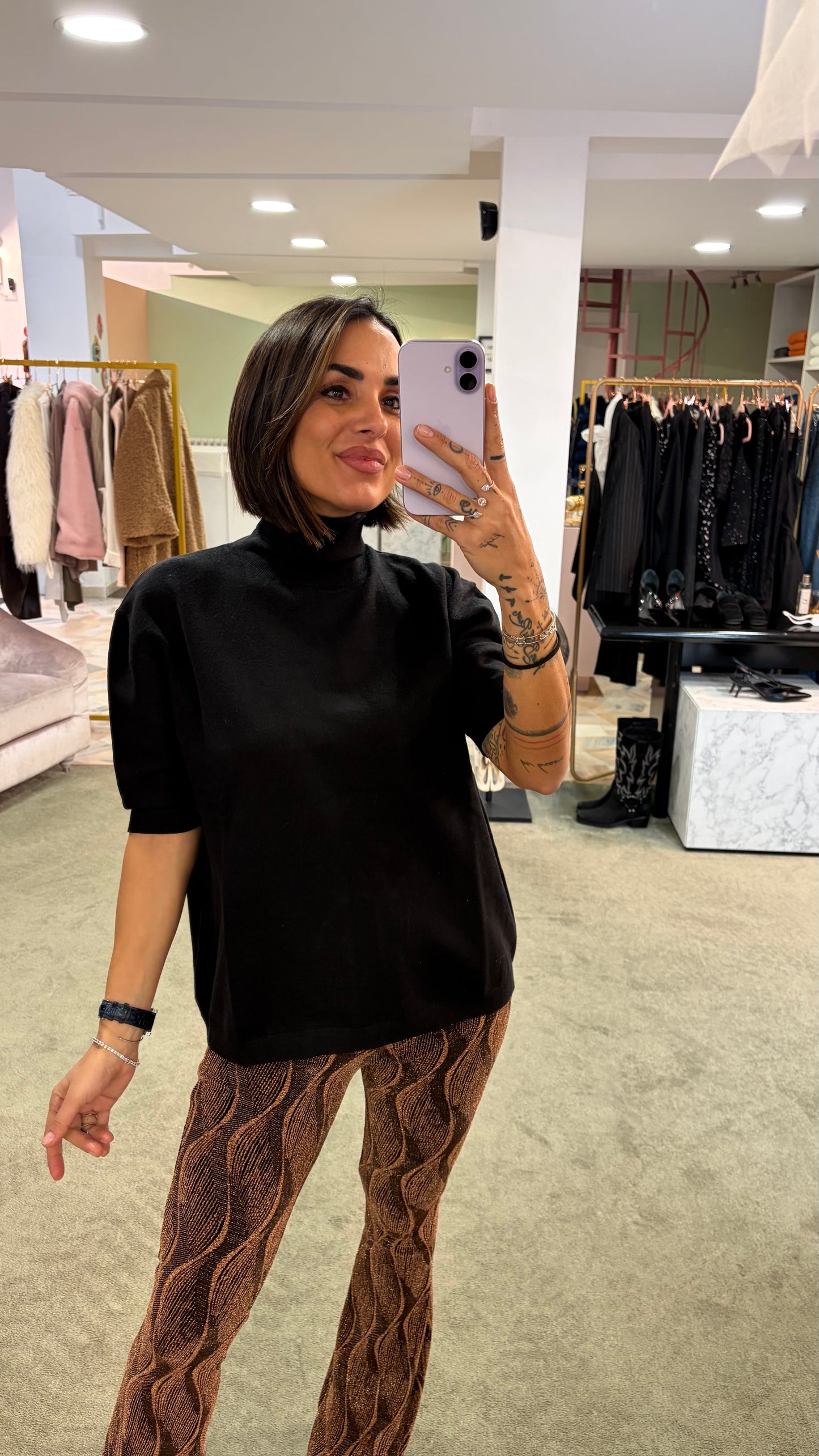 Dolcevita nero manica corta a scatola ay