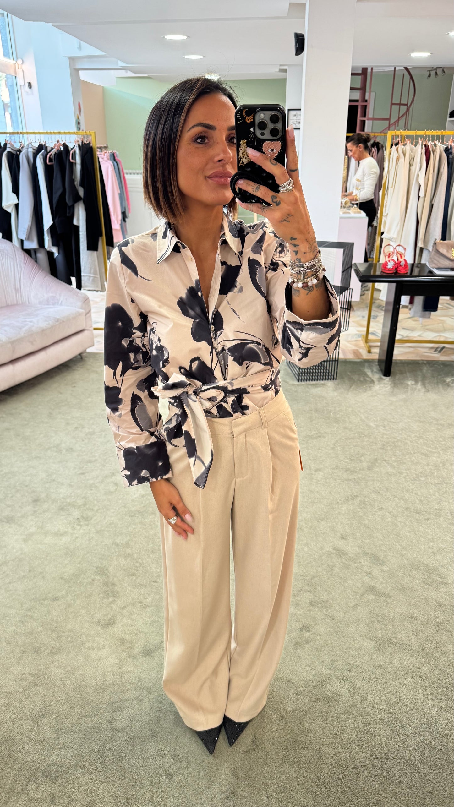 Camicia beige con fiori neri a portafoglio  sl