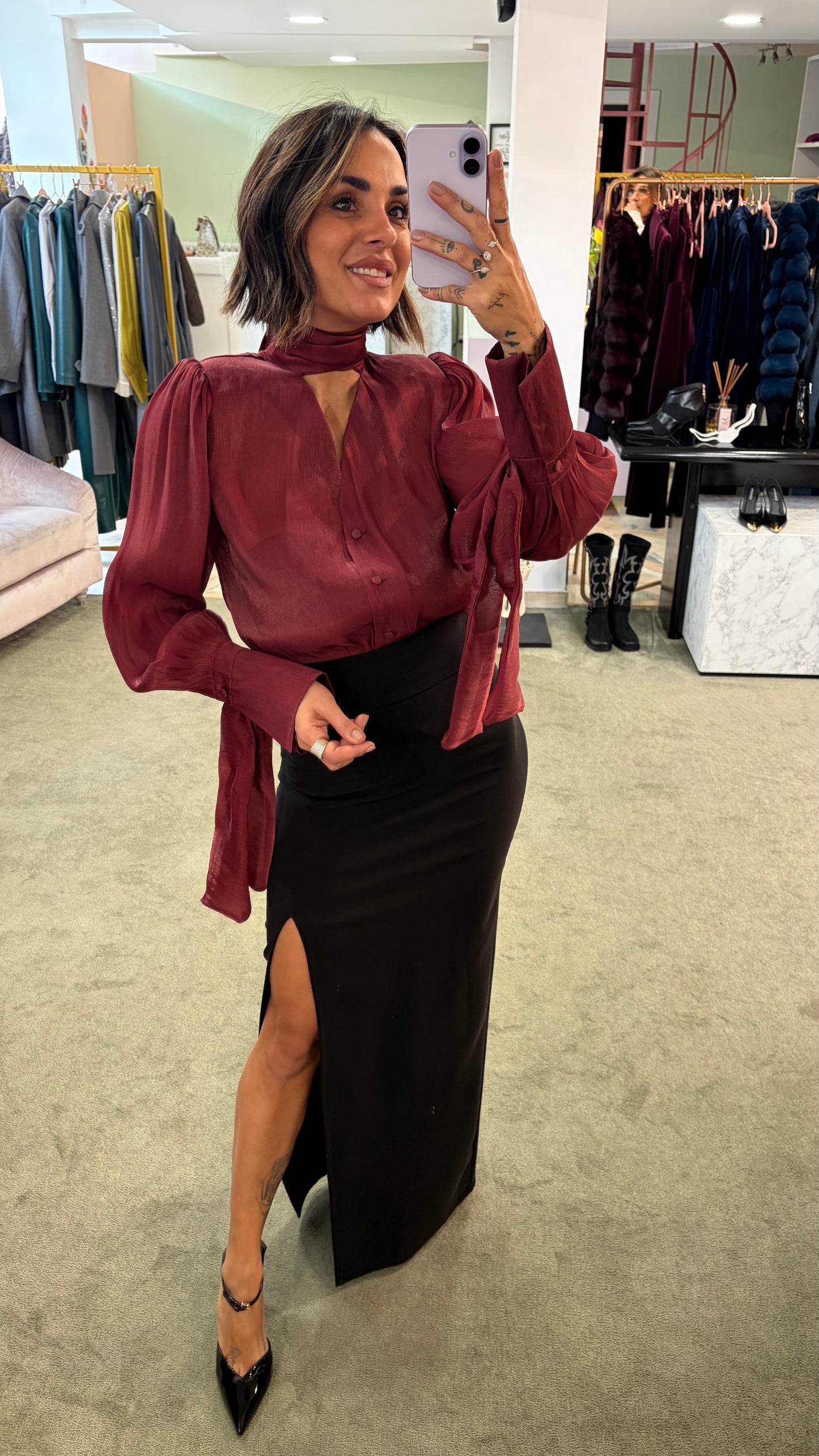 Camicia bordeaux scollo a v con bottoncini e sciarpina Actualee