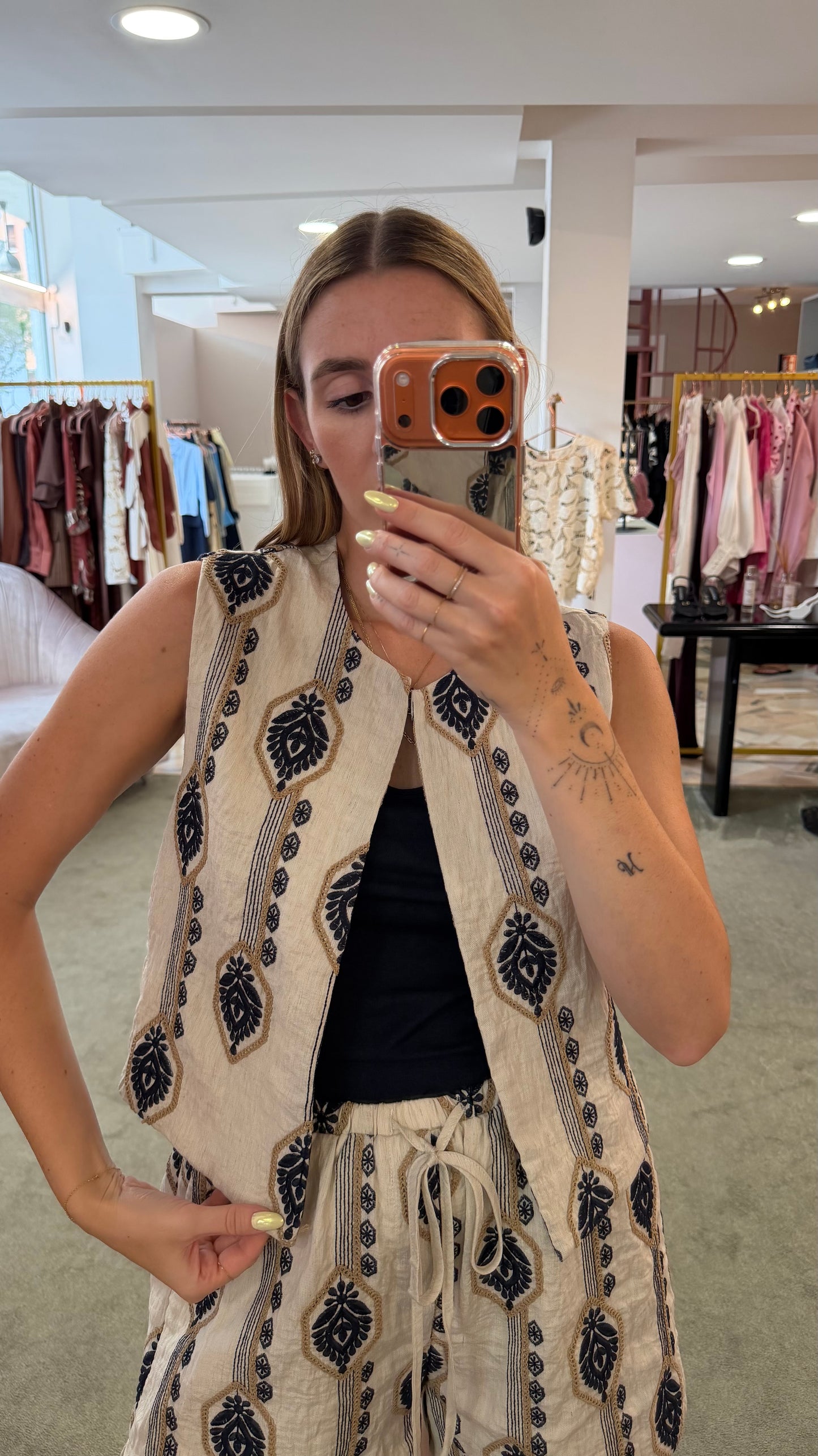 Gilet beige con ricami damascati glp