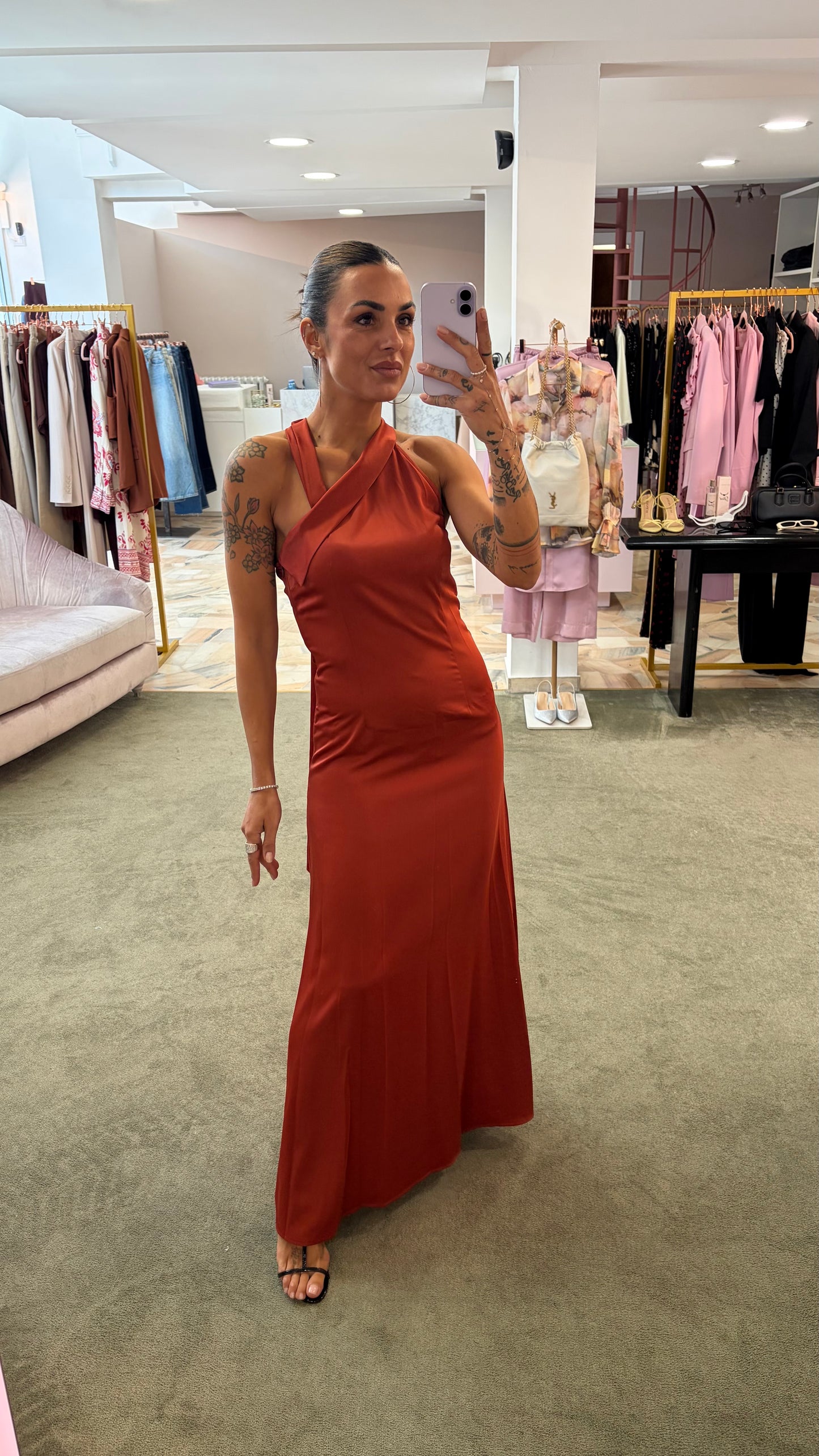 Abito lungo mattone scollo asimmetrico in satin ay