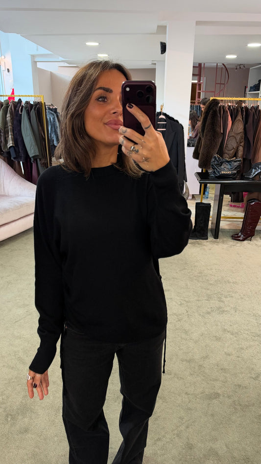 Maglione nero con coulisse laterale sy