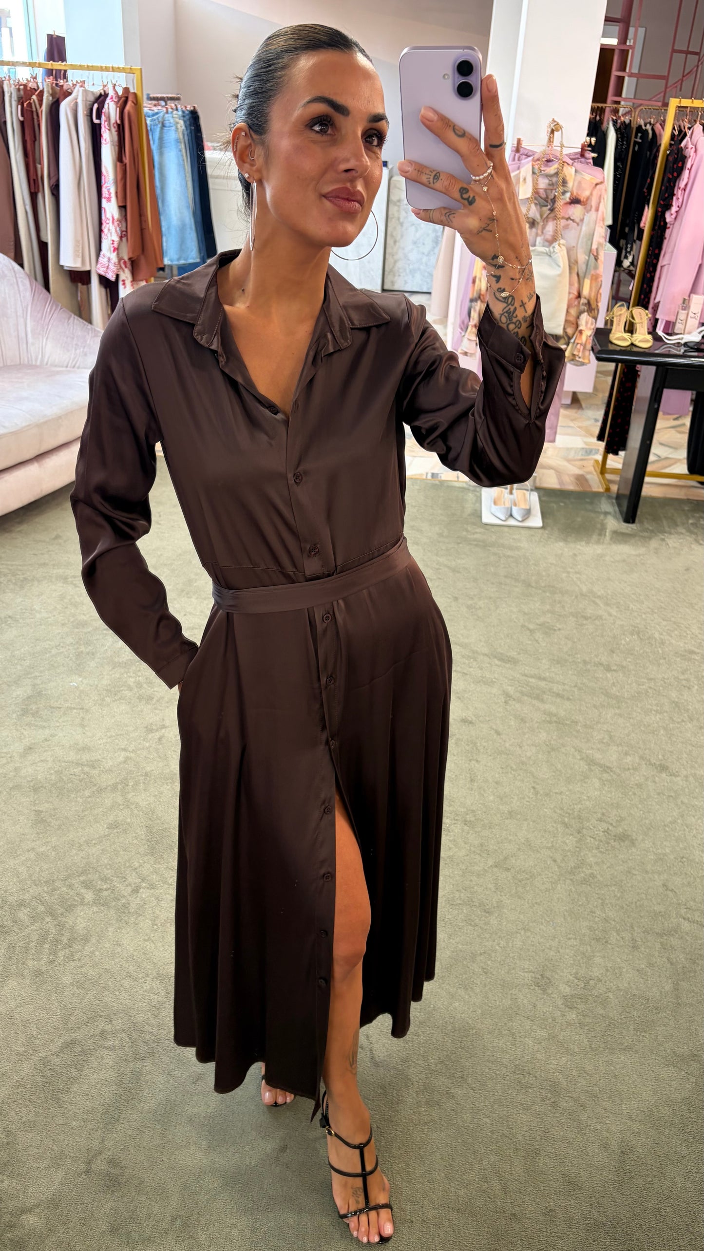 Abito lungo camicia marrone effetto satin con cintura ay