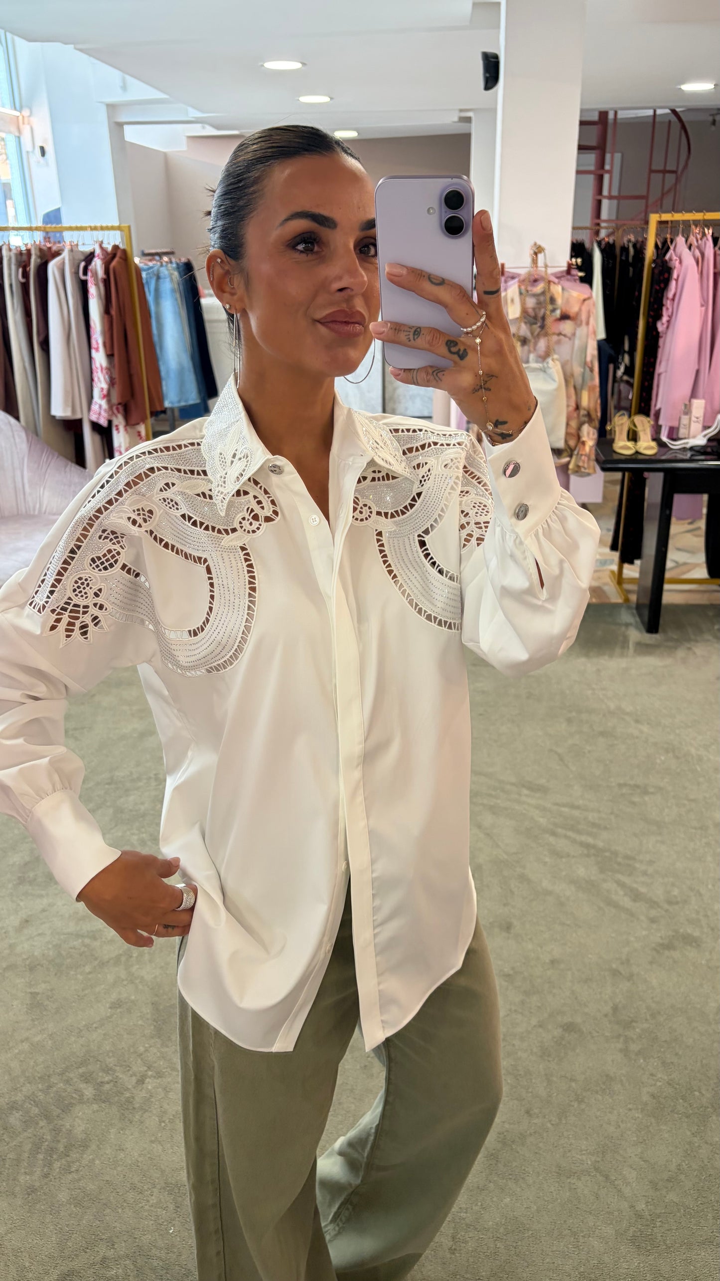 Camicia bianca con ricami e cristalli fr