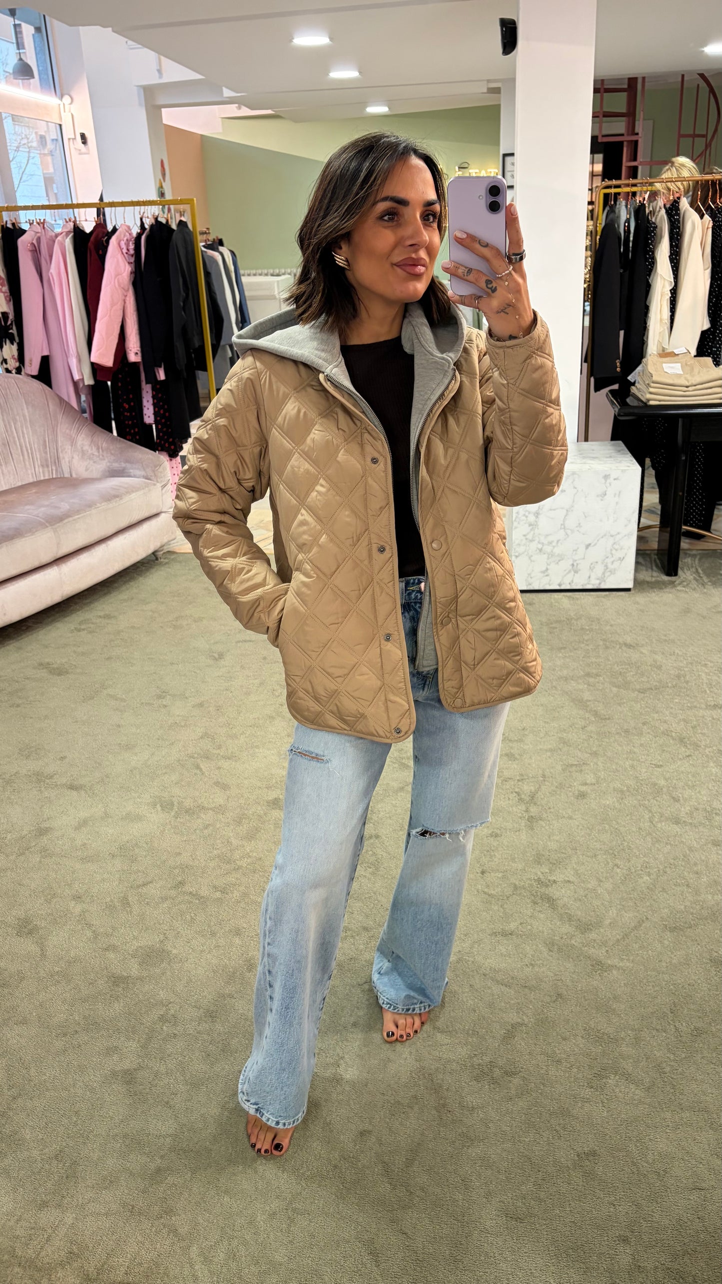 Piumino beige trapuntato con cappuccio in felpa sy