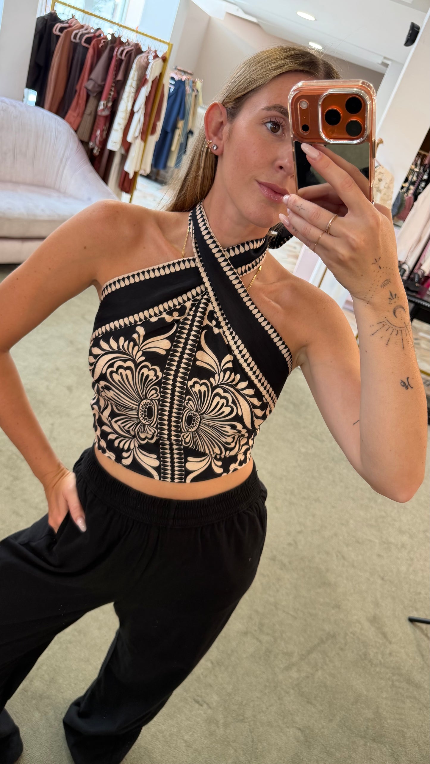 Top corto nero e beige fantasia scollo all'americana gl