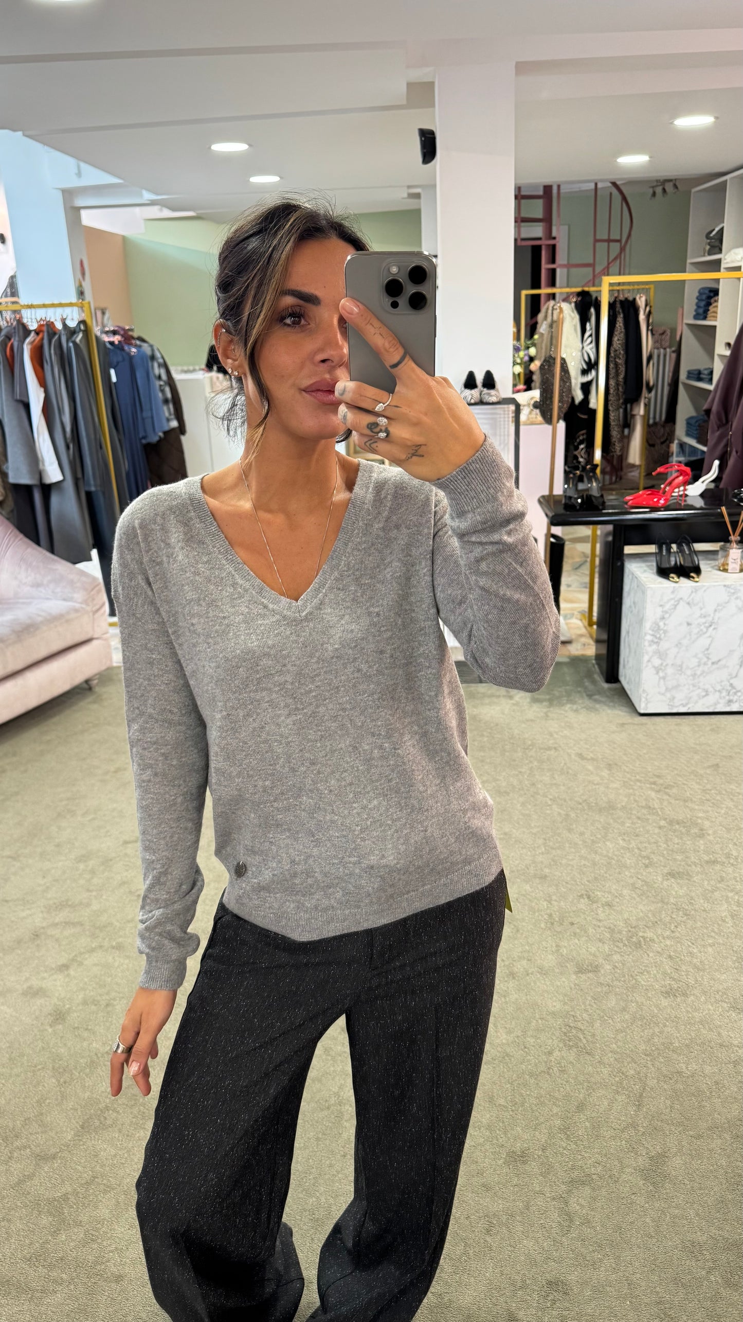 Maglione scollo a v grigio in angora tk