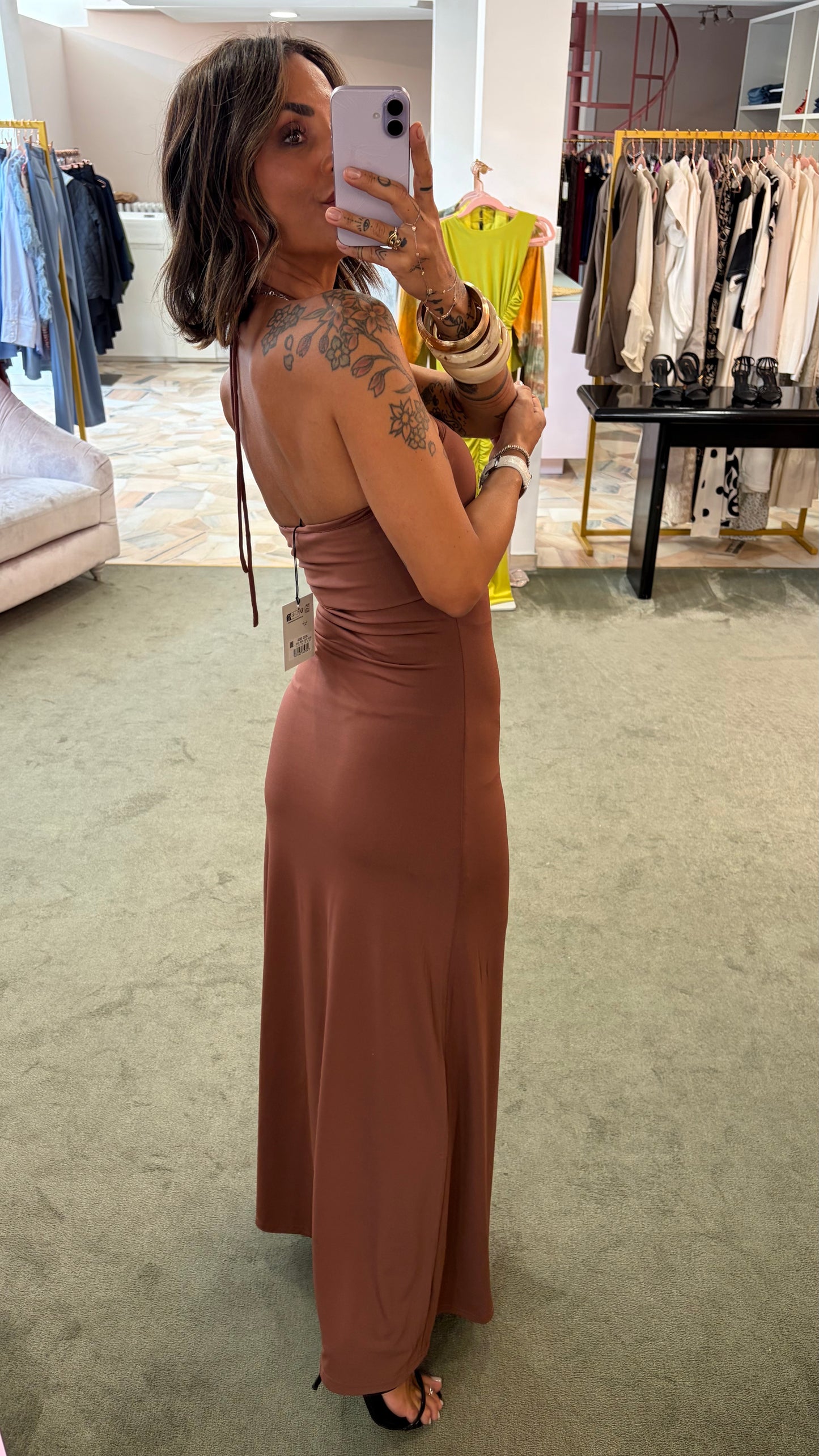 Abito lungo blush scollo all'americana e dettaglio cerchio oro gl