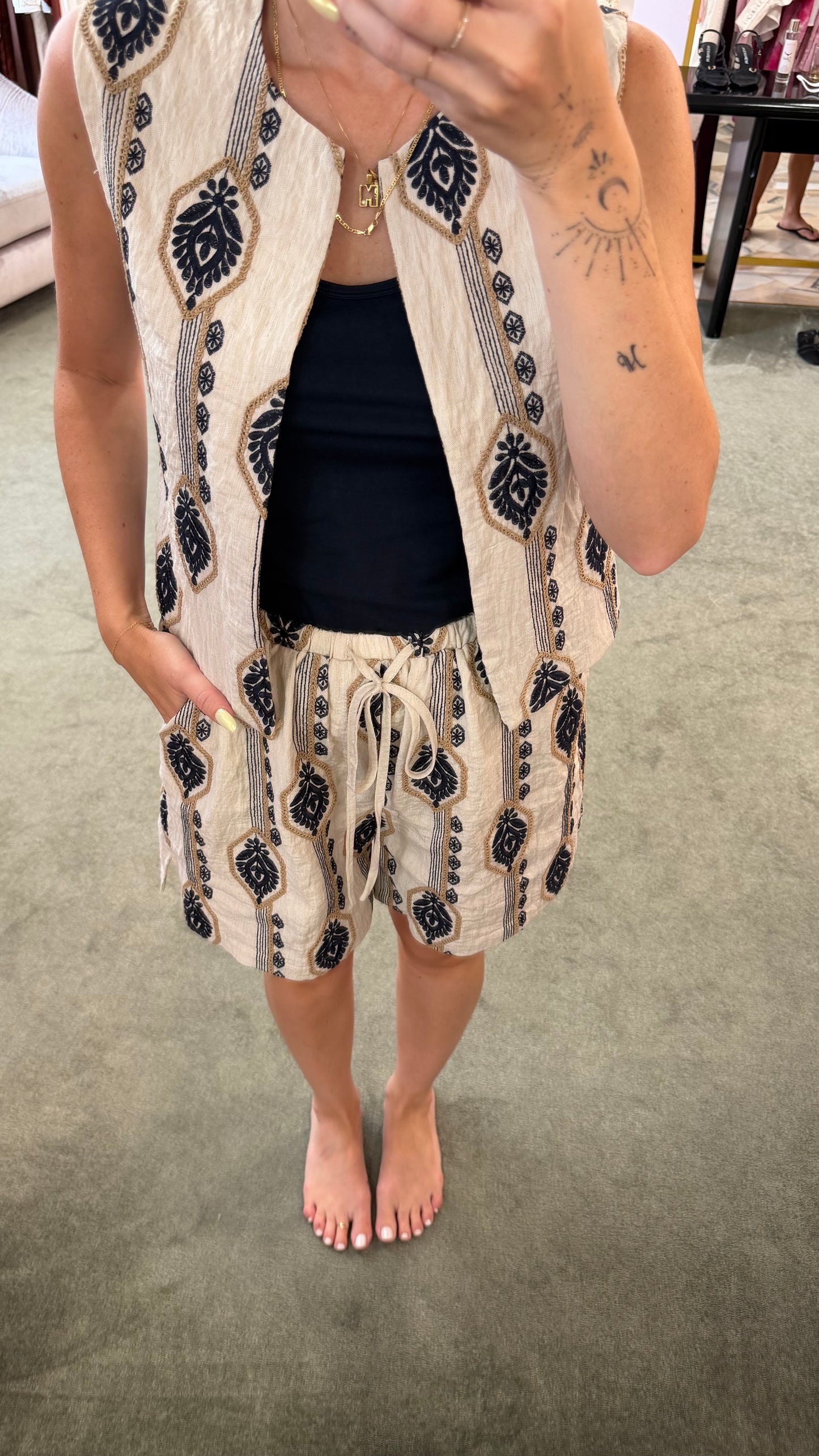 Shorts beige con ricami damascati glp