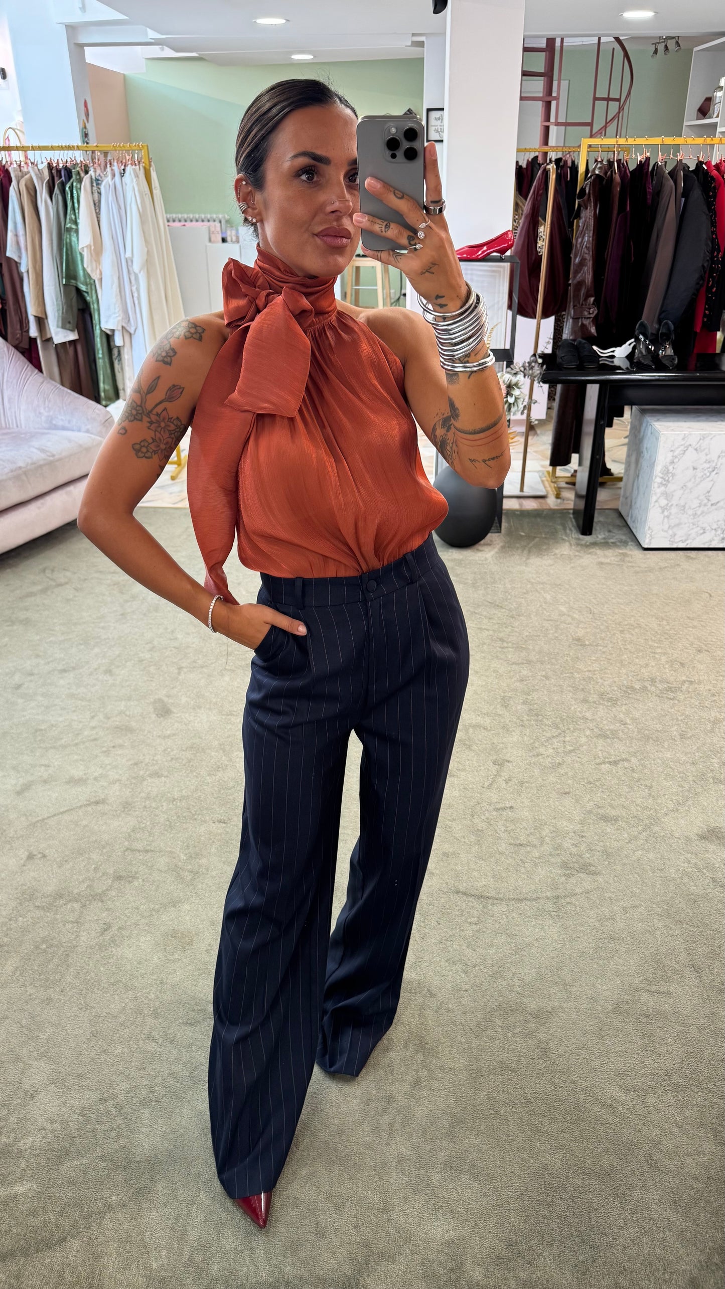 Camicia ruggine smanicata con sciarpina Actualee