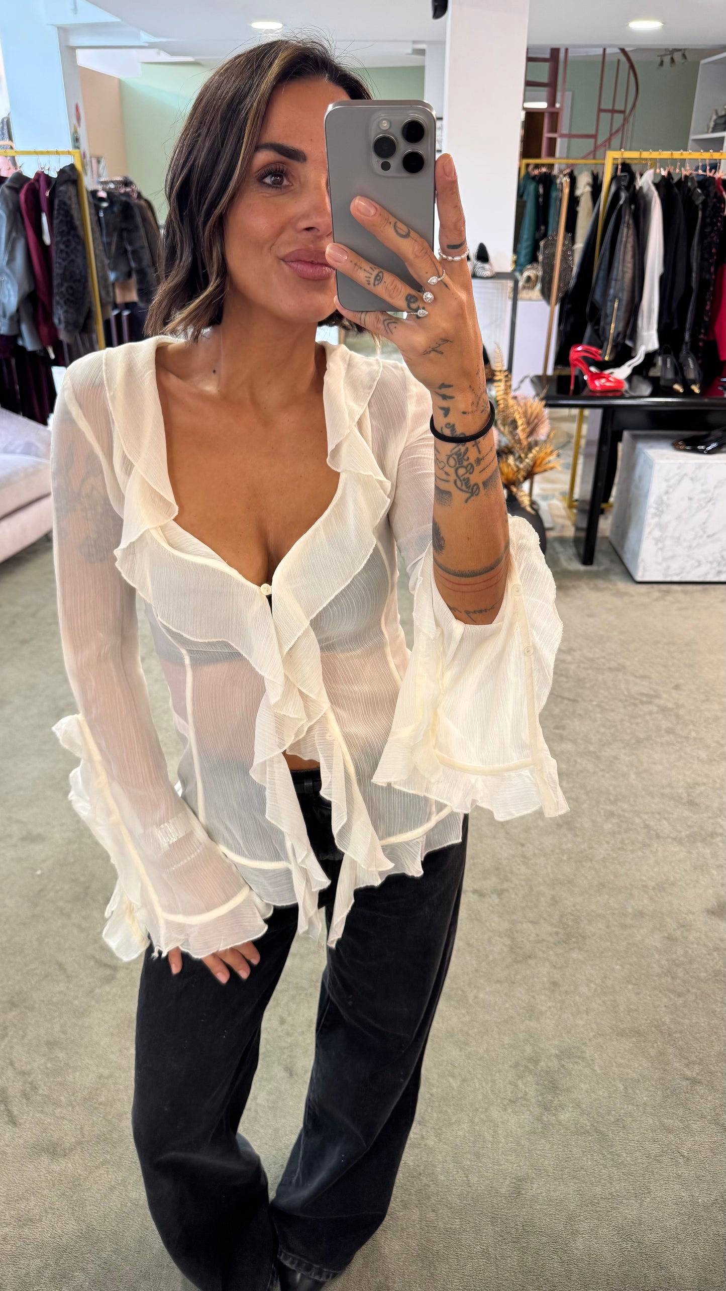 Camicia crema in crepe scollo a v con volant gl