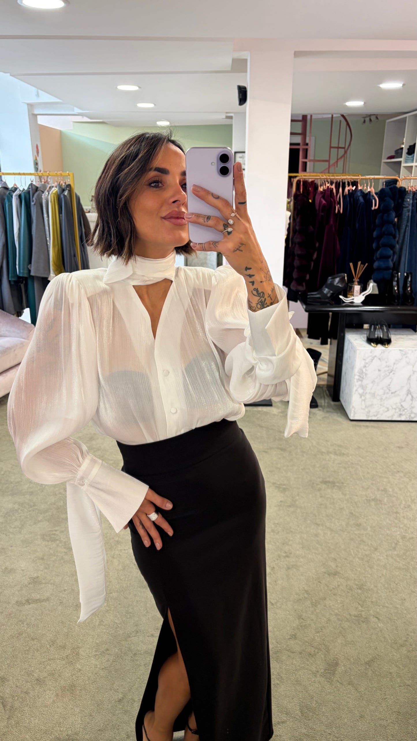 Camicia bianca scollo a v con bottoncini e sciarpina Actualee