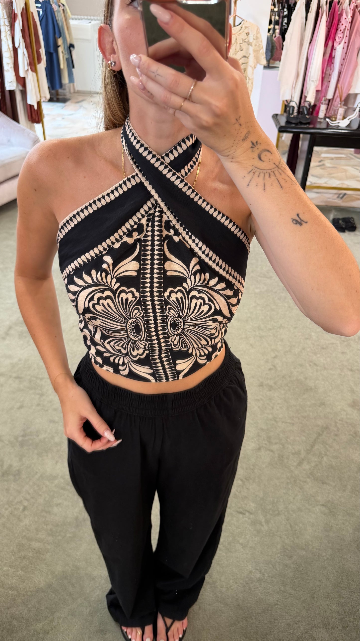 Top corto nero e beige fantasia scollo all'americana gl