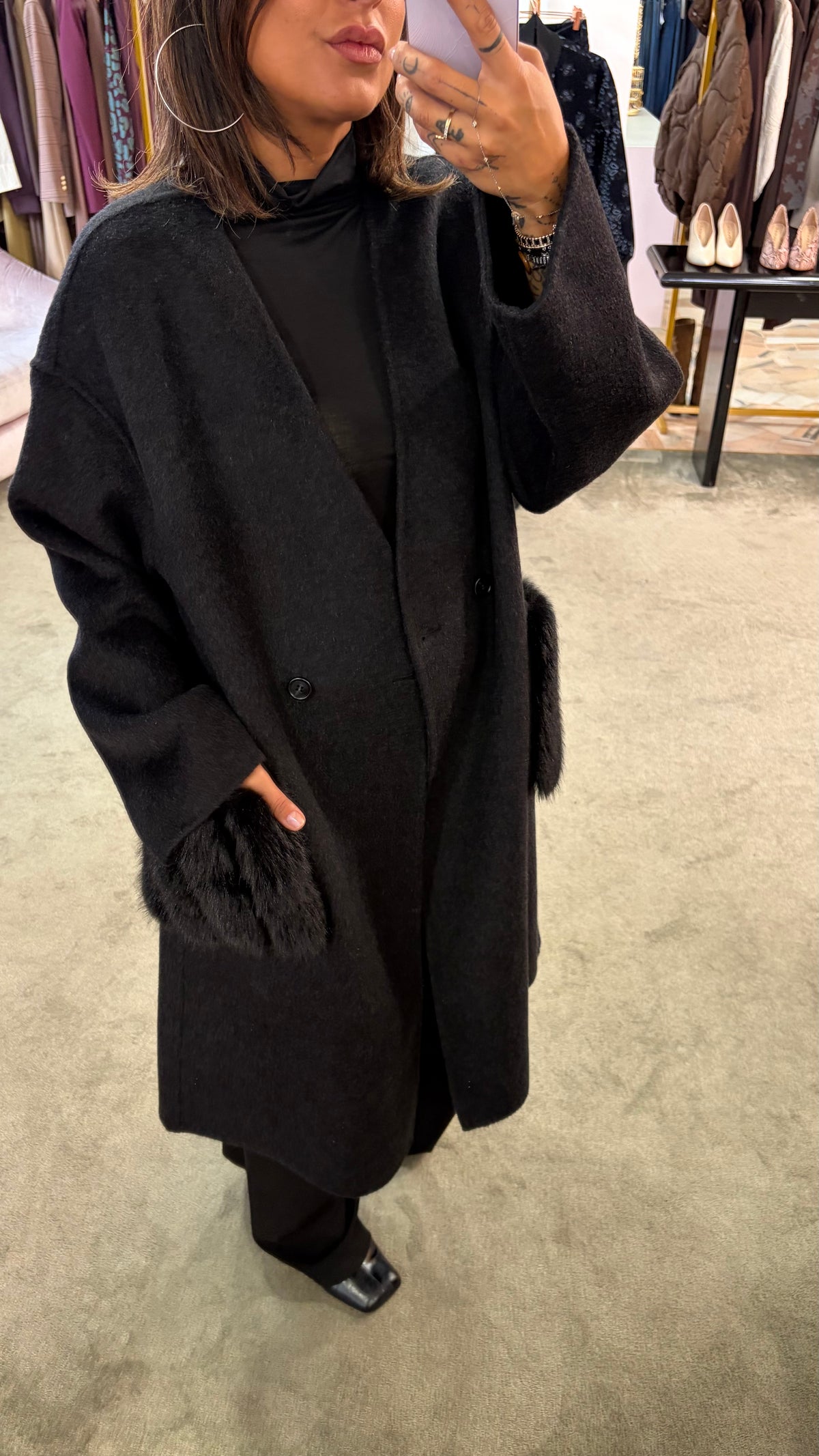 Cappotto nero con sciarpa removibile in ecopelliccia e tasche in ecopelliccia fr.