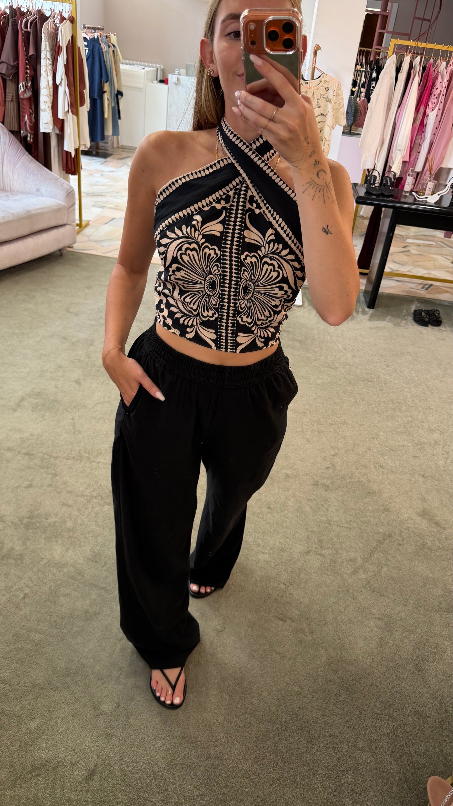 Top corto nero e beige fantasia scollo all'americana gl