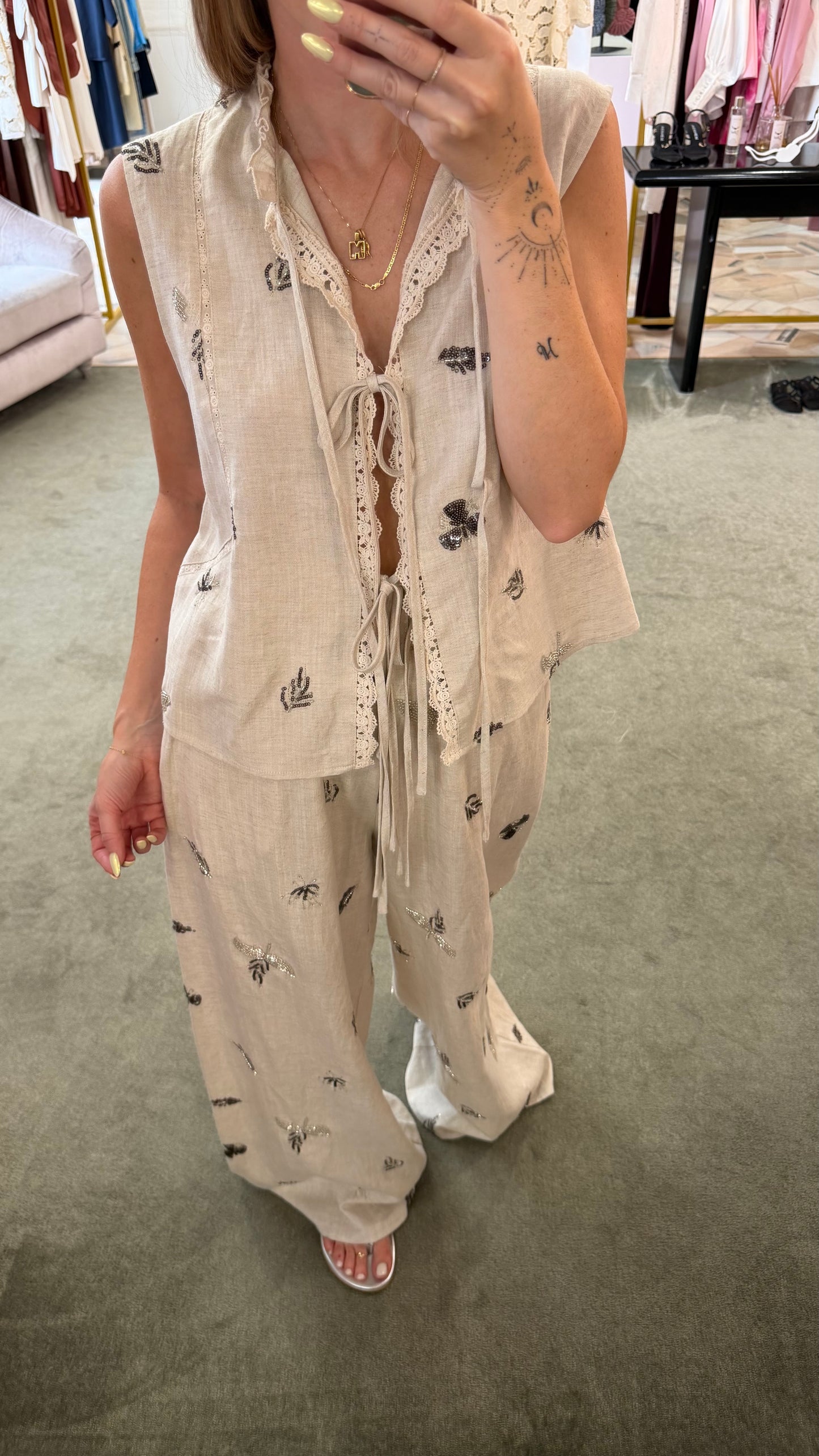 Pantaloni beige melange con ricami in paillettes glp