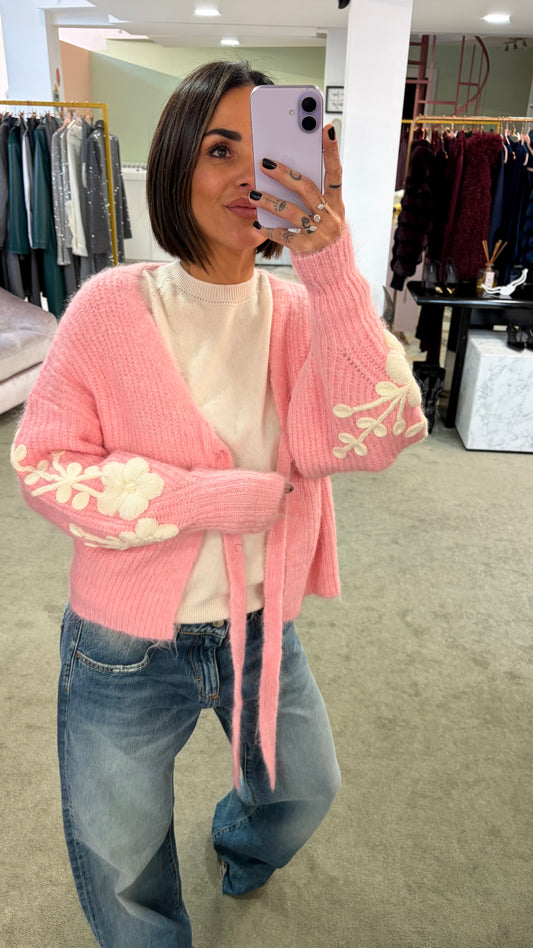 Cardigan rosa con ricami sulla manica bj