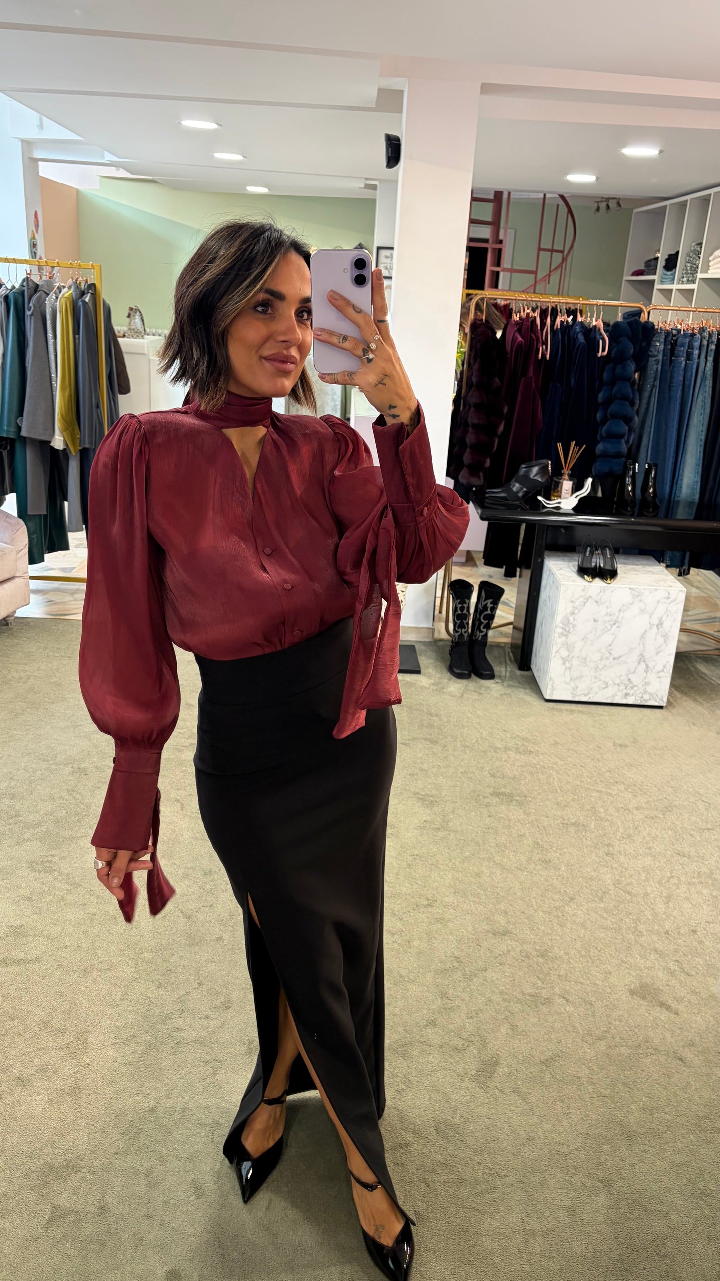 Camicia bordeaux scollo a v con bottoncini e sciarpina Actualee