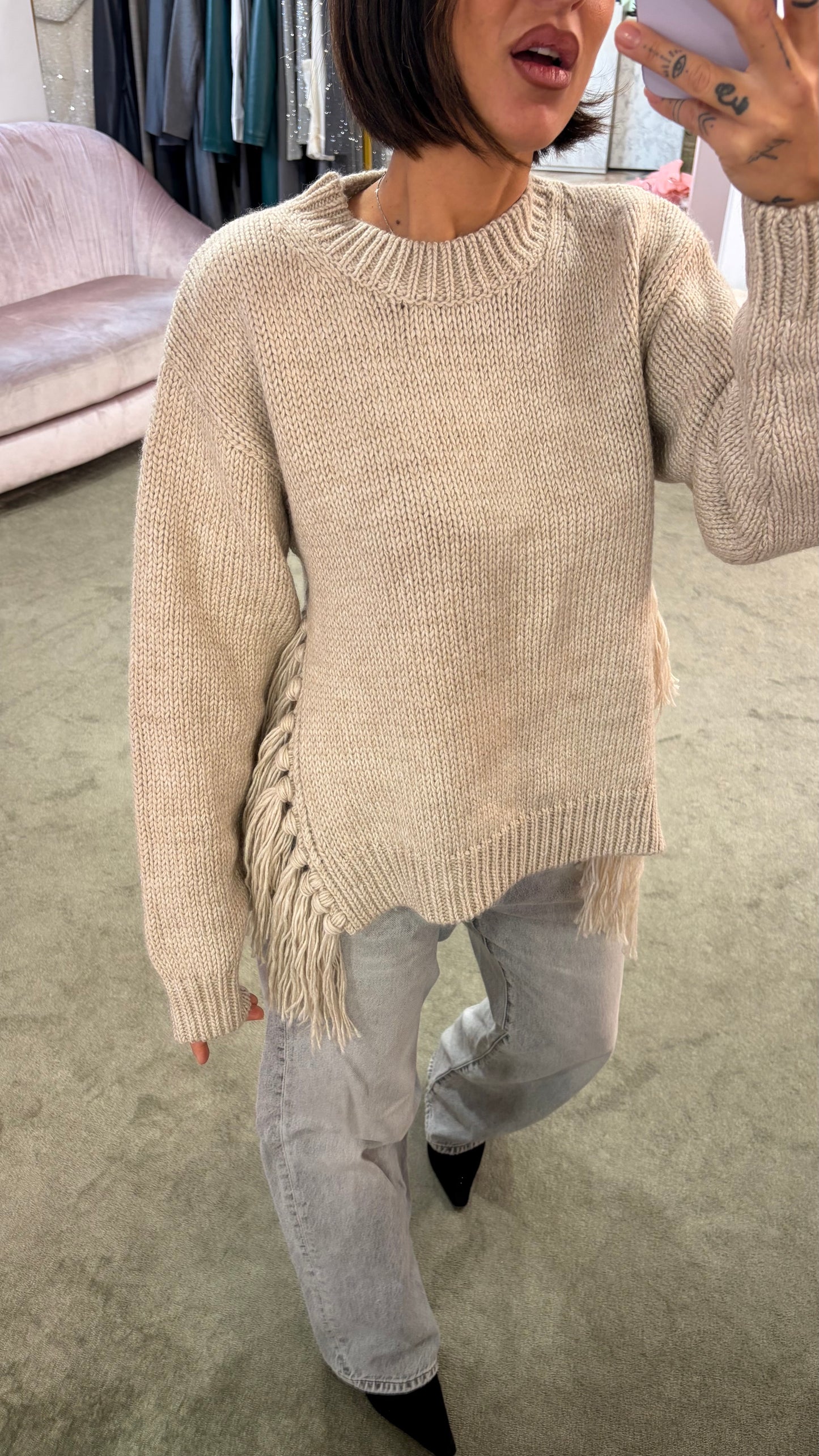 Maglione beige con frange laterali e spacco gl