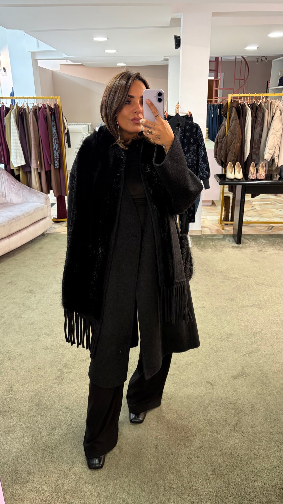 Cappotto nero con sciarpa removibile in ecopelliccia e tasche in ecopelliccia fr.