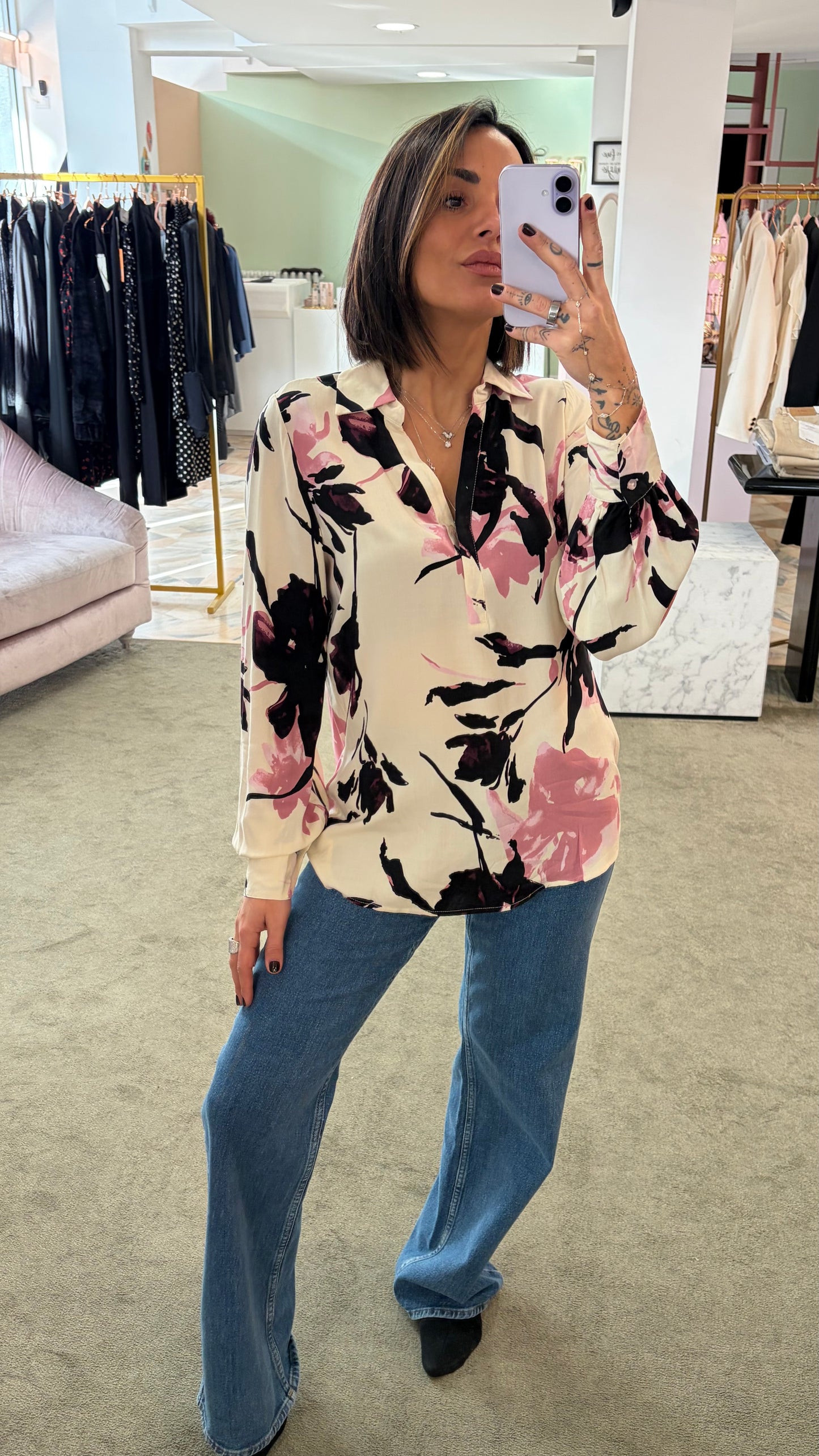 Camicia crema con fiori rosa e neri sy