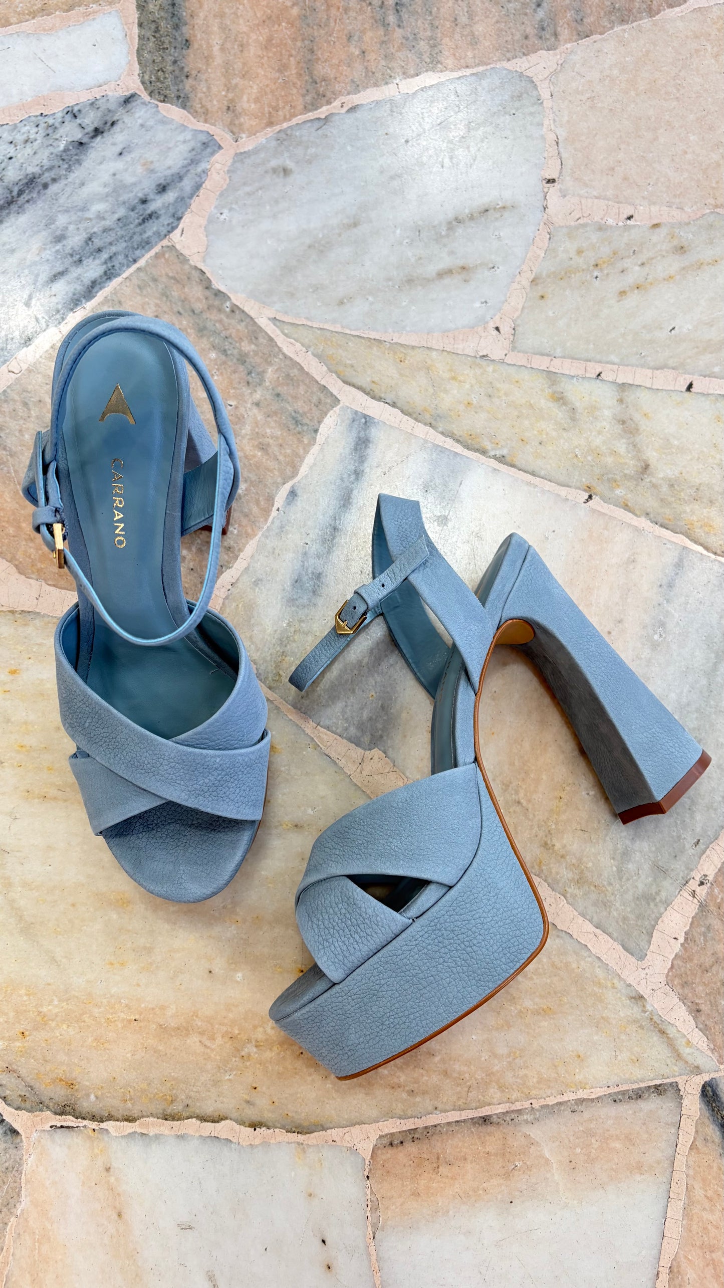 Sandalo azzurro plateau in suede