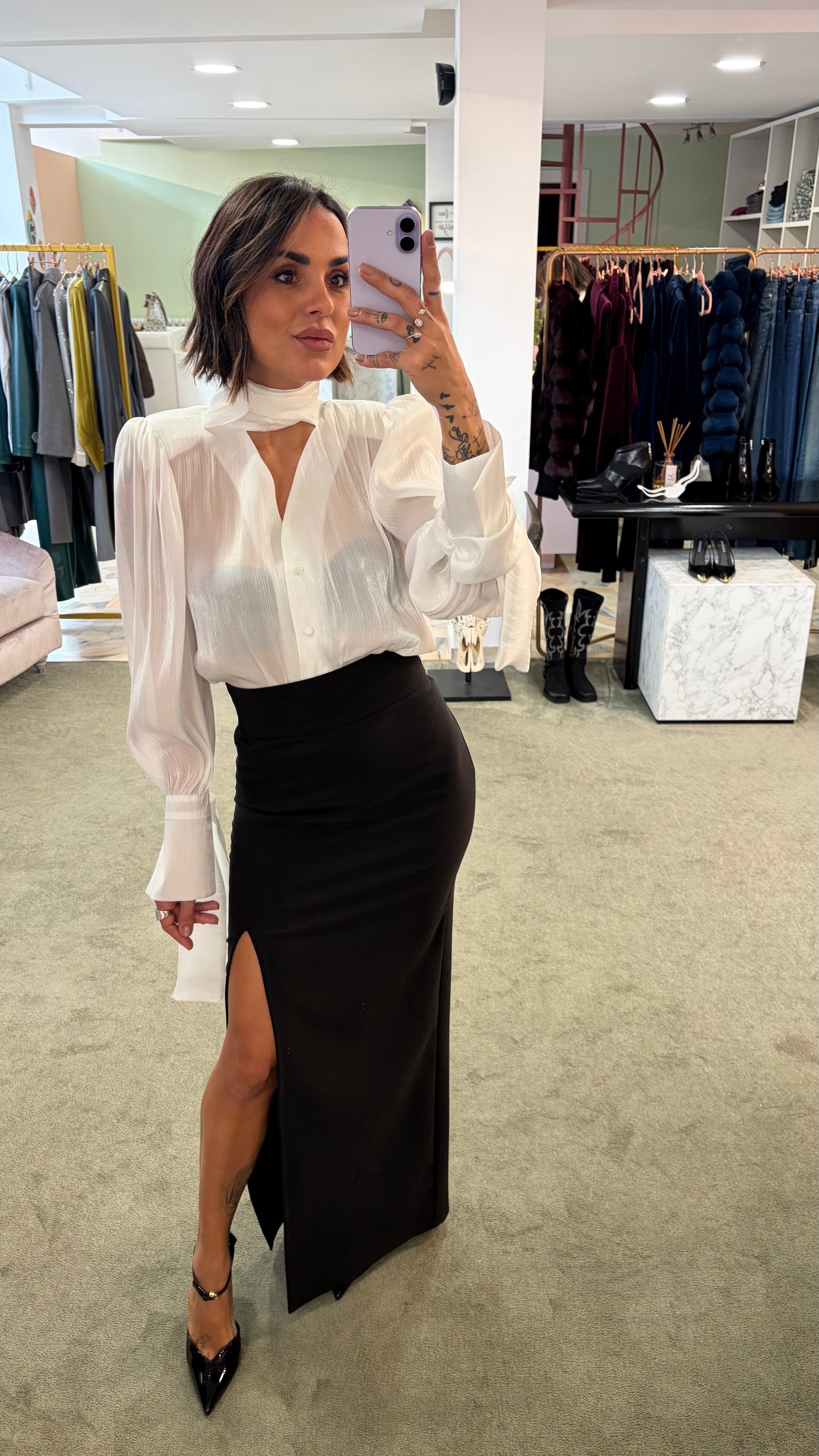 Camicia bianca scollo a v con bottoncini e sciarpina Actualee