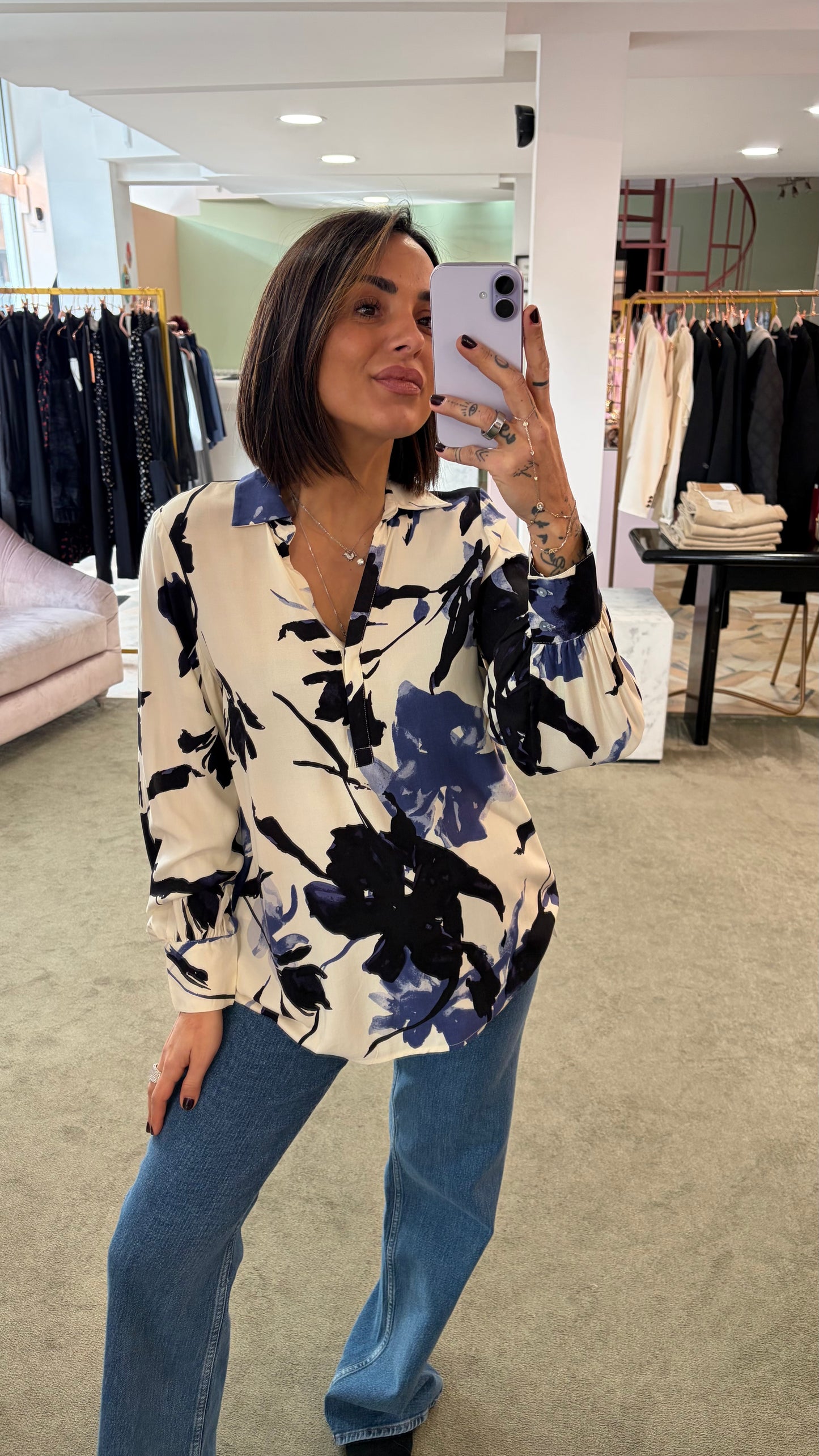 Camicia crema con fiori azzurri e neri sy