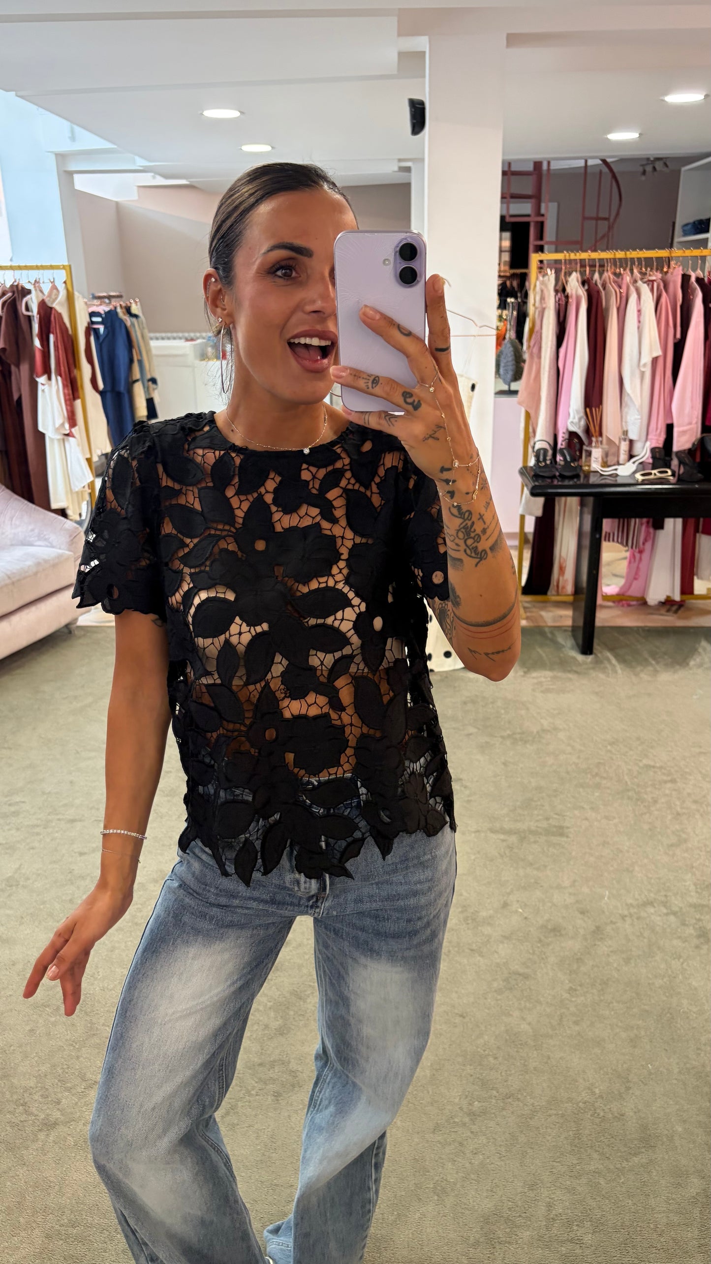 Maglia nera foglie traforata manica corta sy