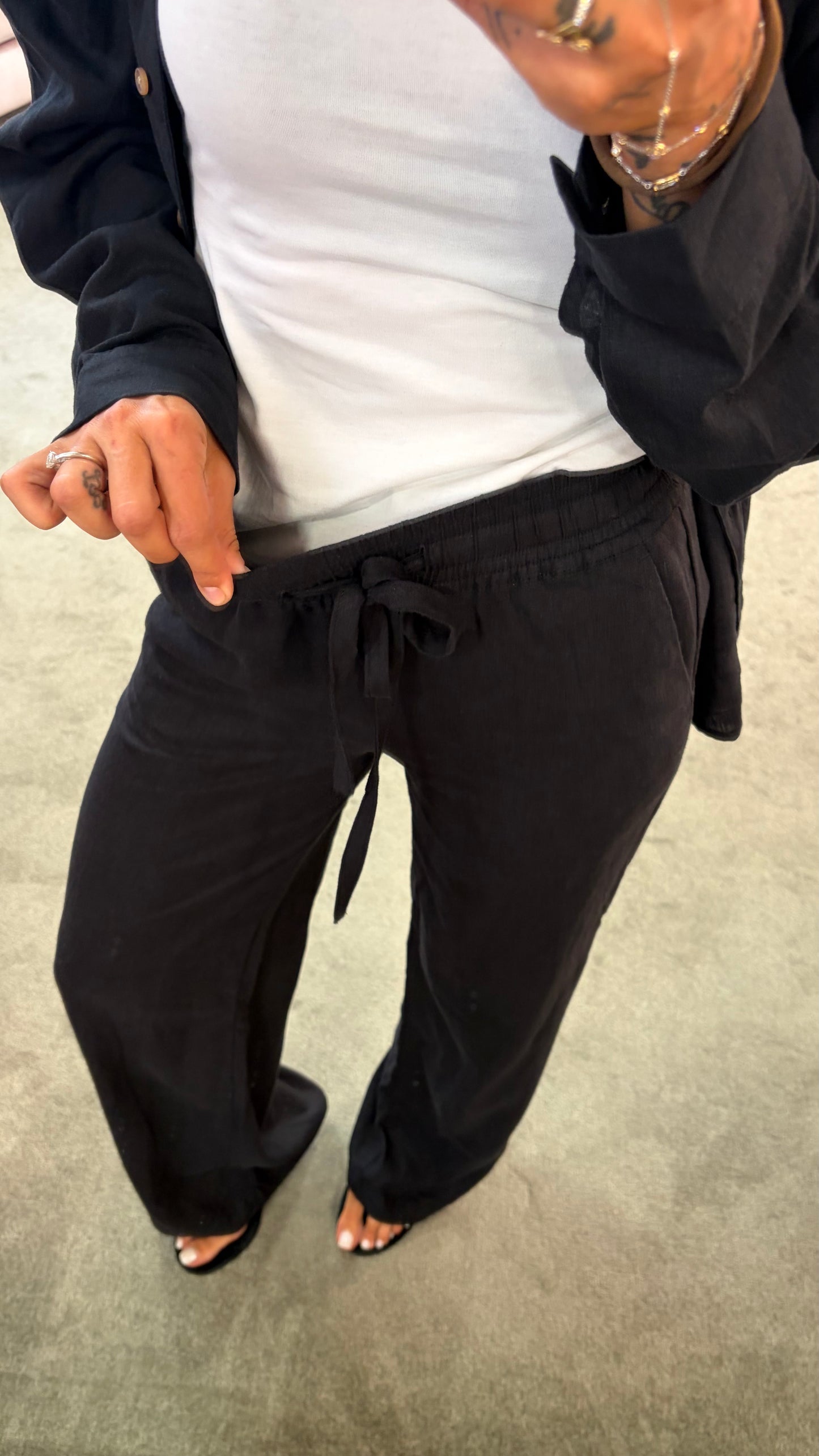 Camicia nera manica corta con nodo in vita sy