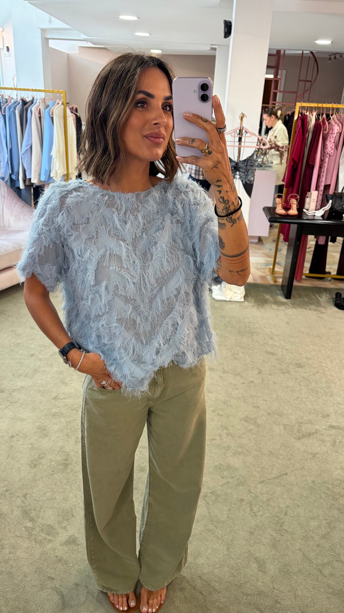 Blusa azzurro polvere effetto piume manica corta sl