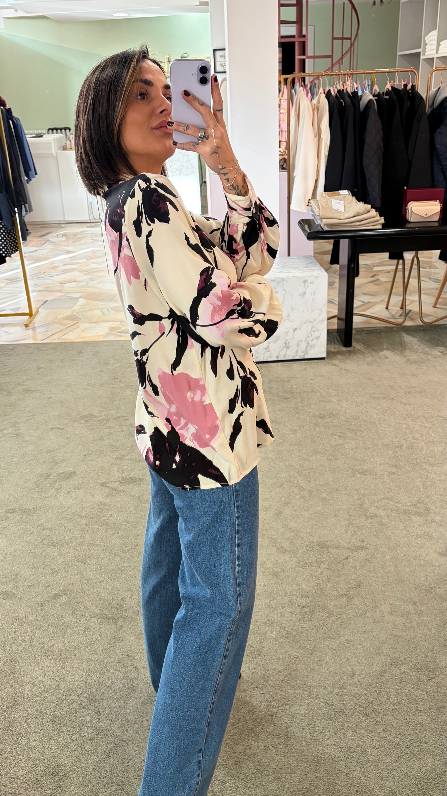 Camicia crema con fiori rosa e neri sy