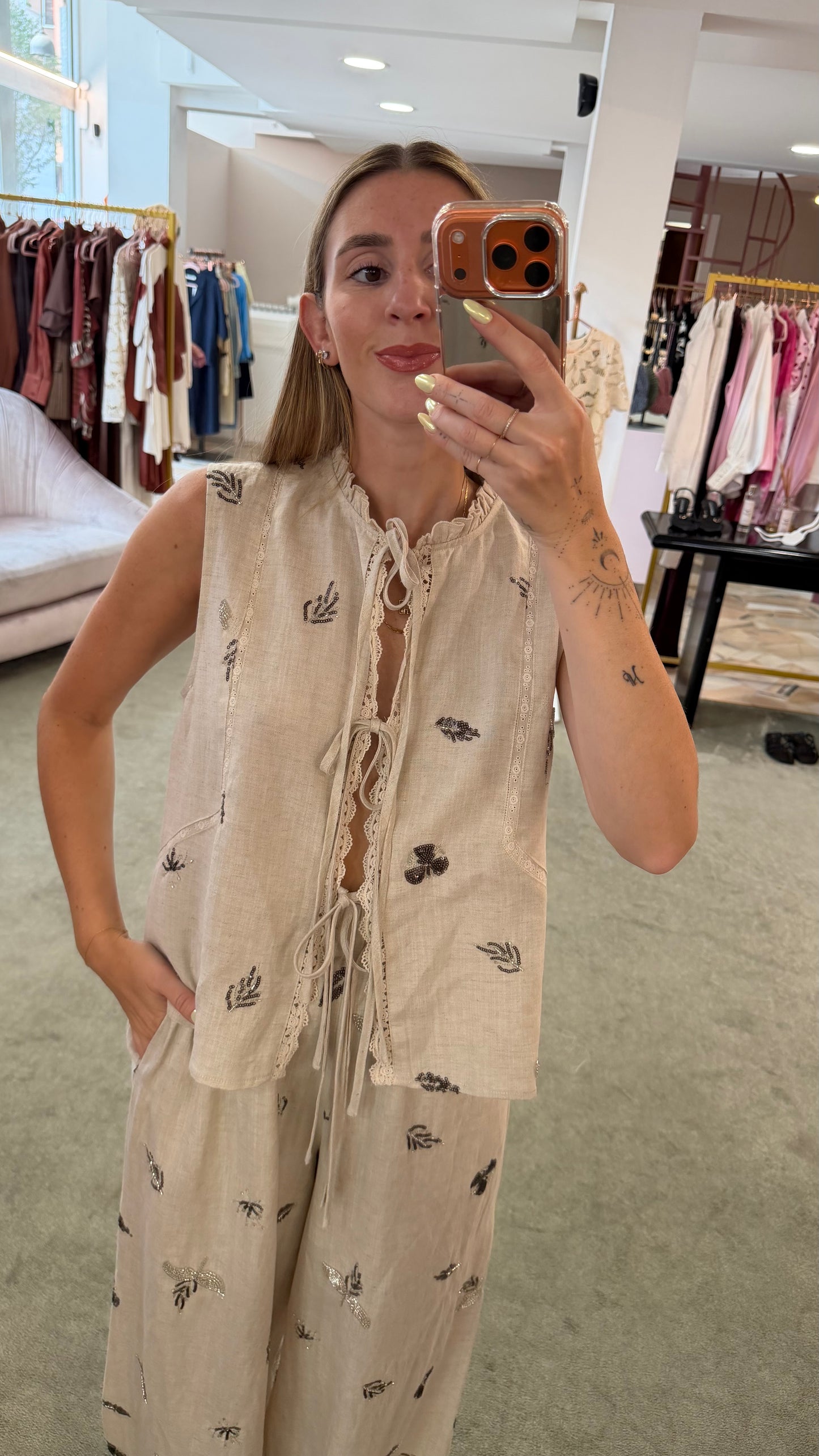 Gilet beige melange con fiocchetti e ricami in paillettes glp
