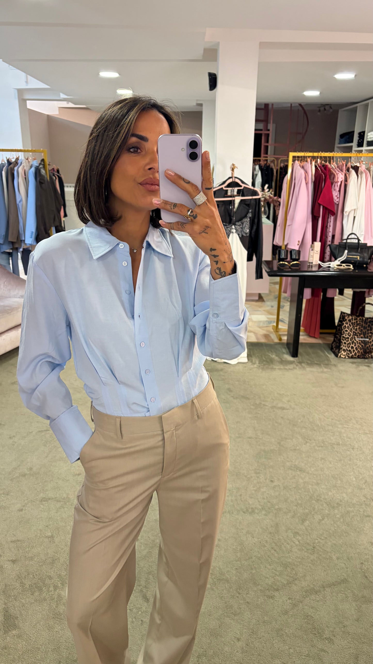 Camicia azzurra con pences in vita sy