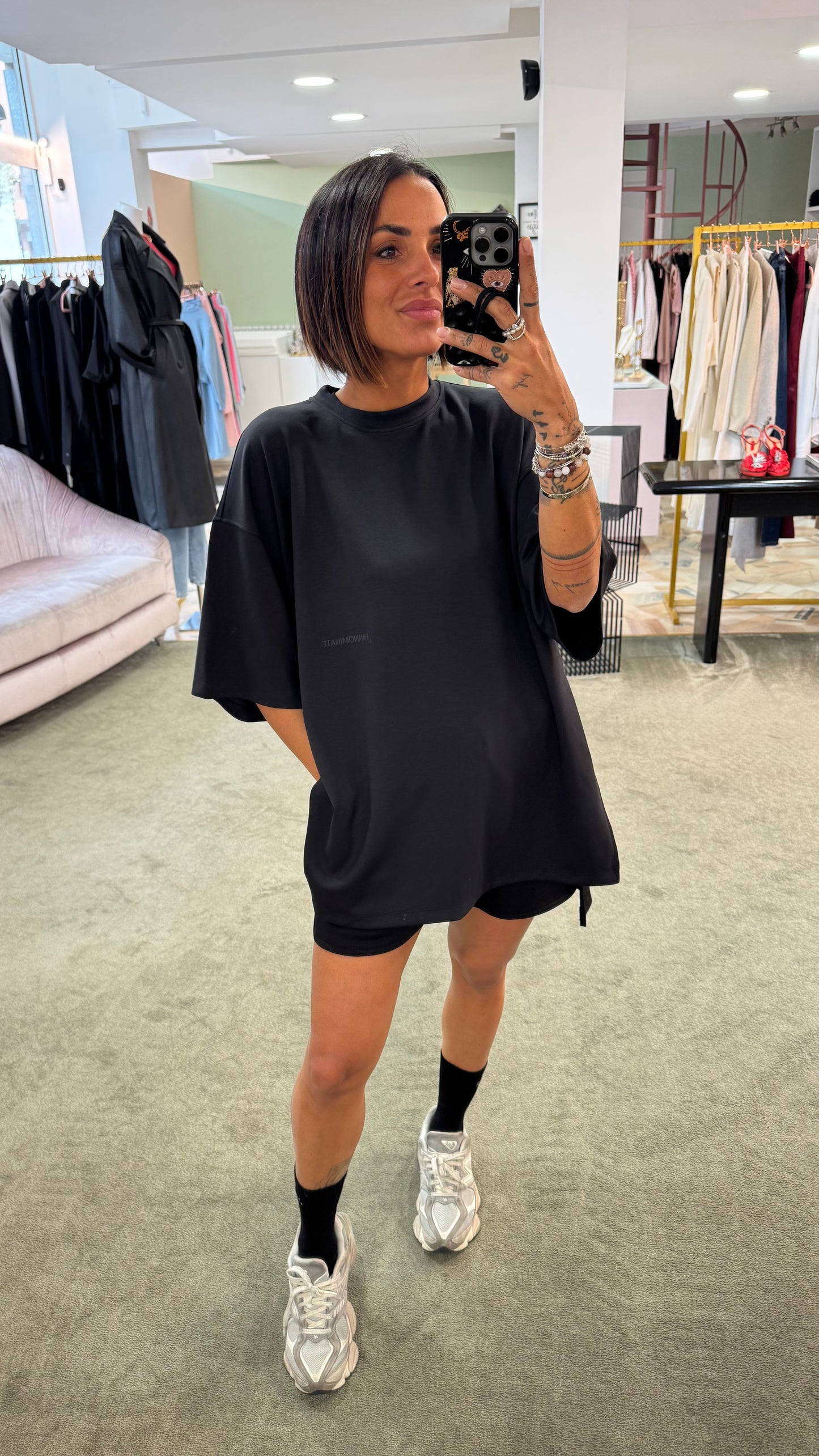 T-shirt nera over in modal con spacchi hinnominate