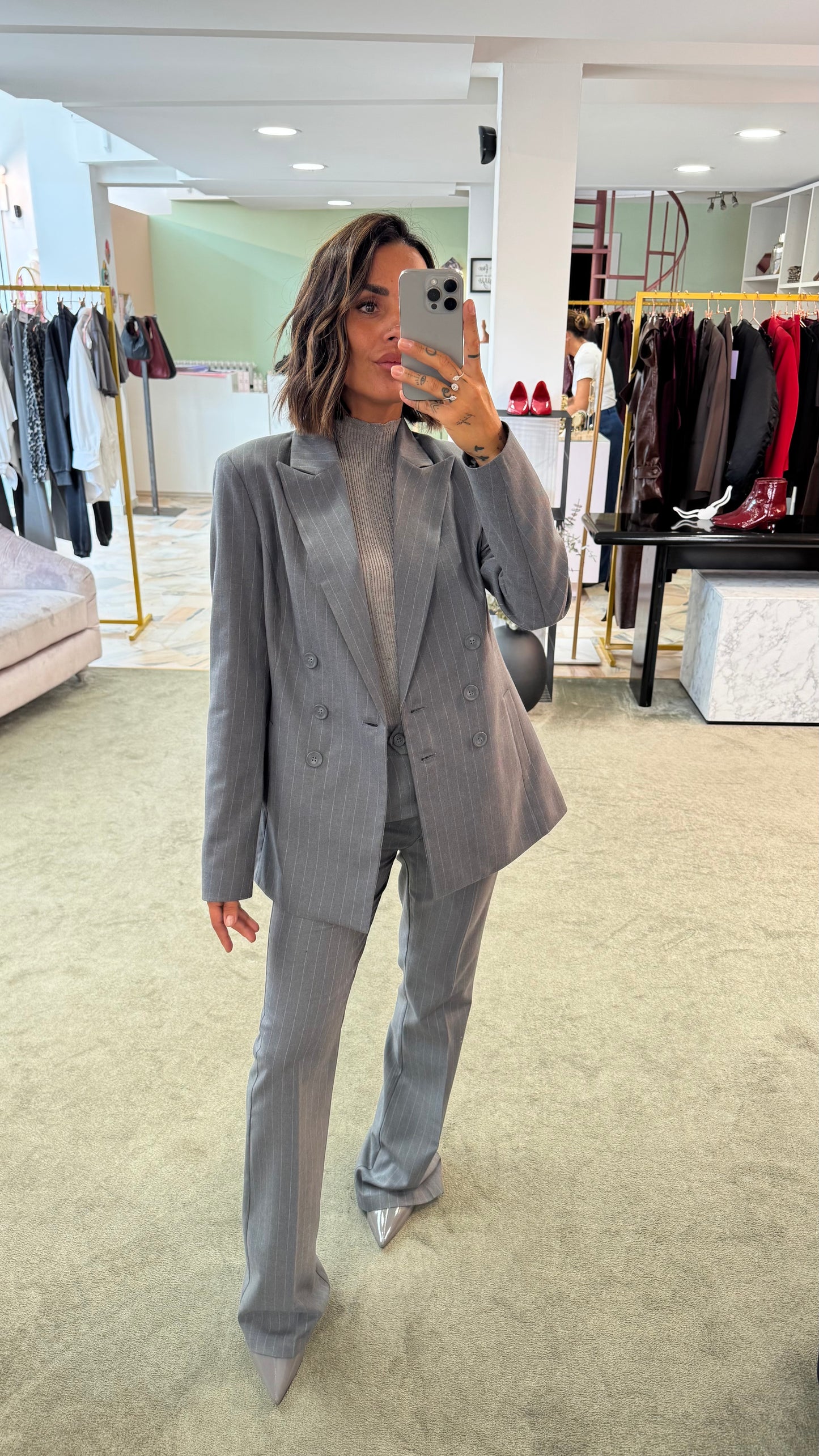 Pantaloni grigio gessati a zampa fr