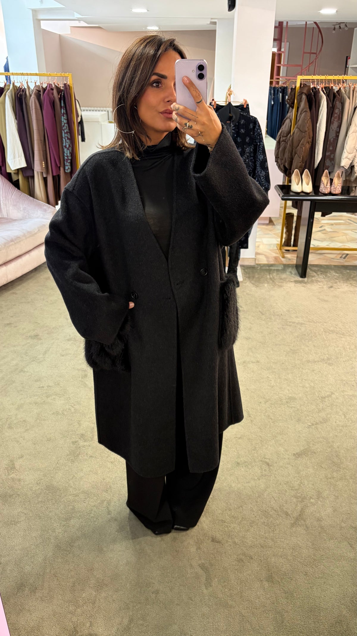 Cappotto nero con sciarpa removibile in ecopelliccia e tasche in ecopelliccia fr.