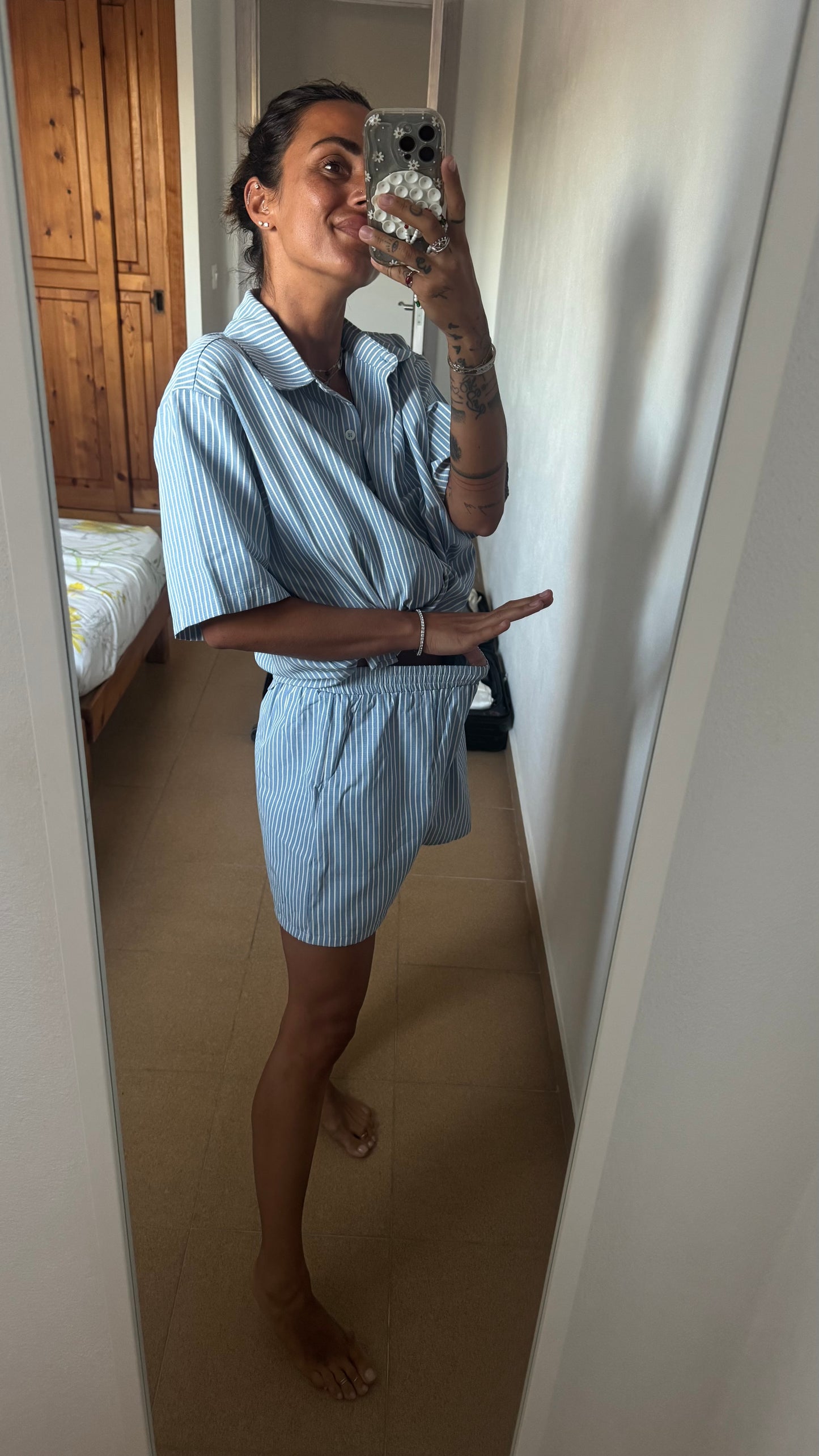 Set camicia e shorts a righe azzurro e bianco ep