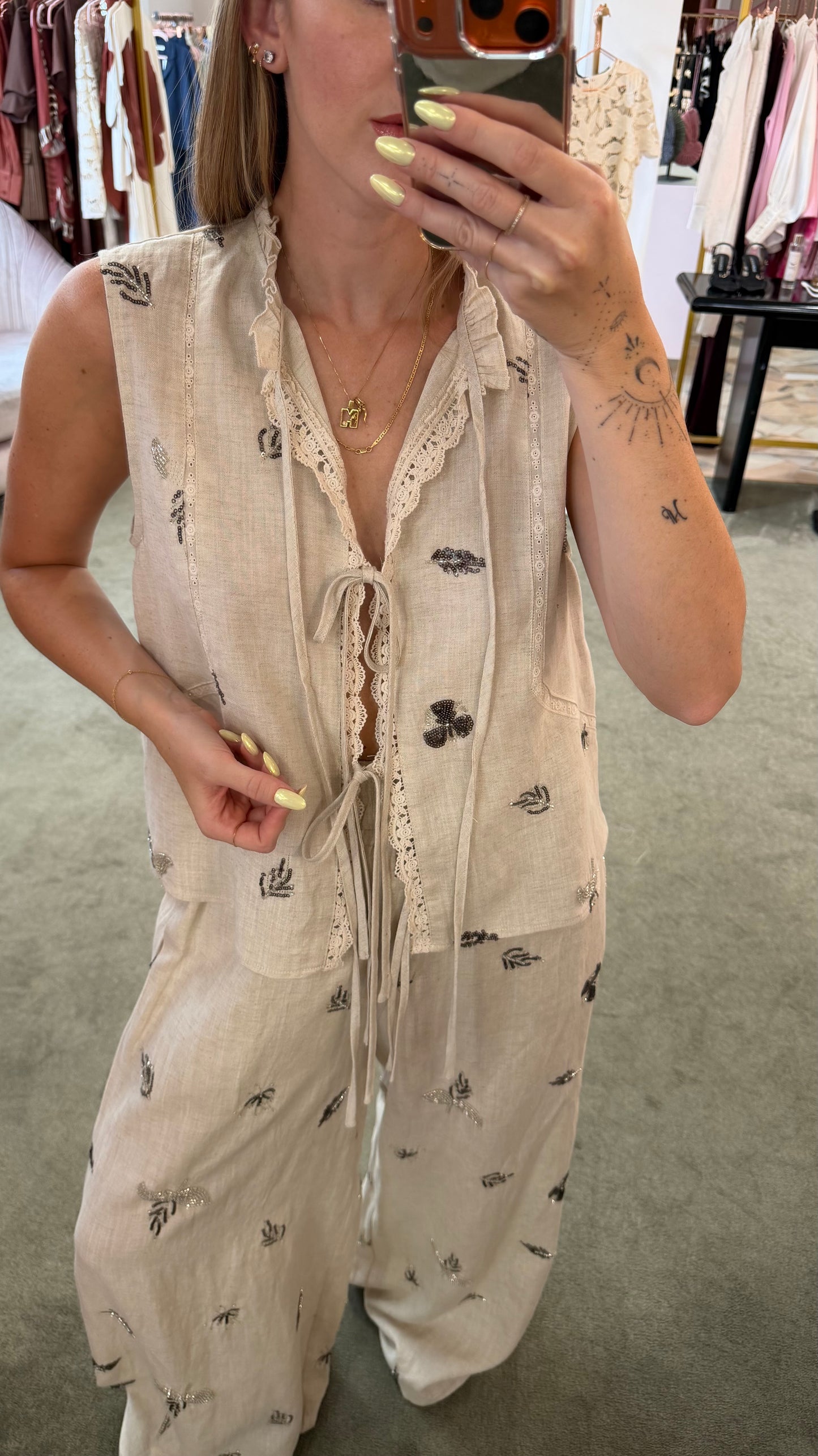 Gilet beige melange con fiocchetti e ricami in paillettes glp