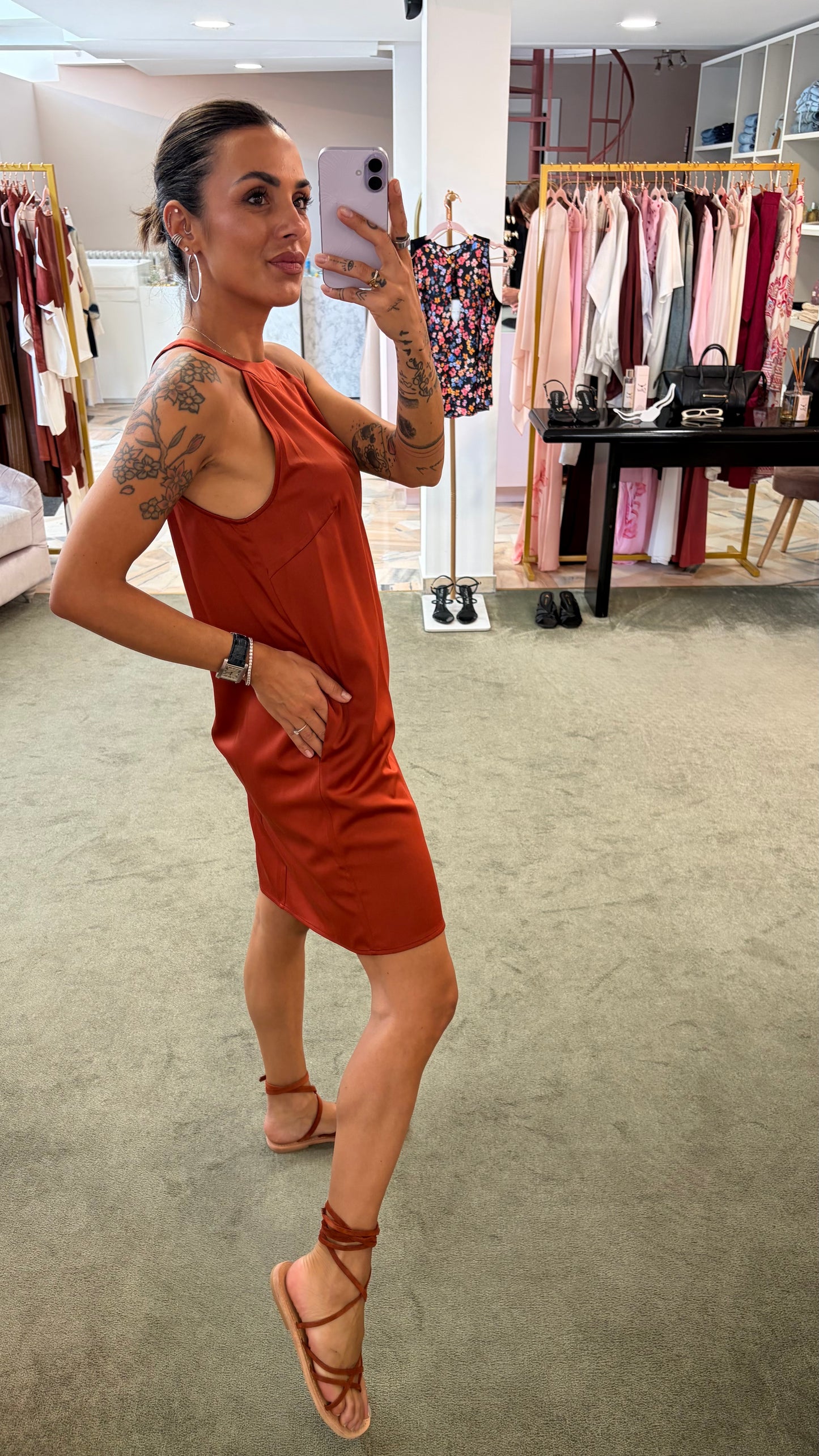 Abito corto ruggine scollo all'americana in satin ay