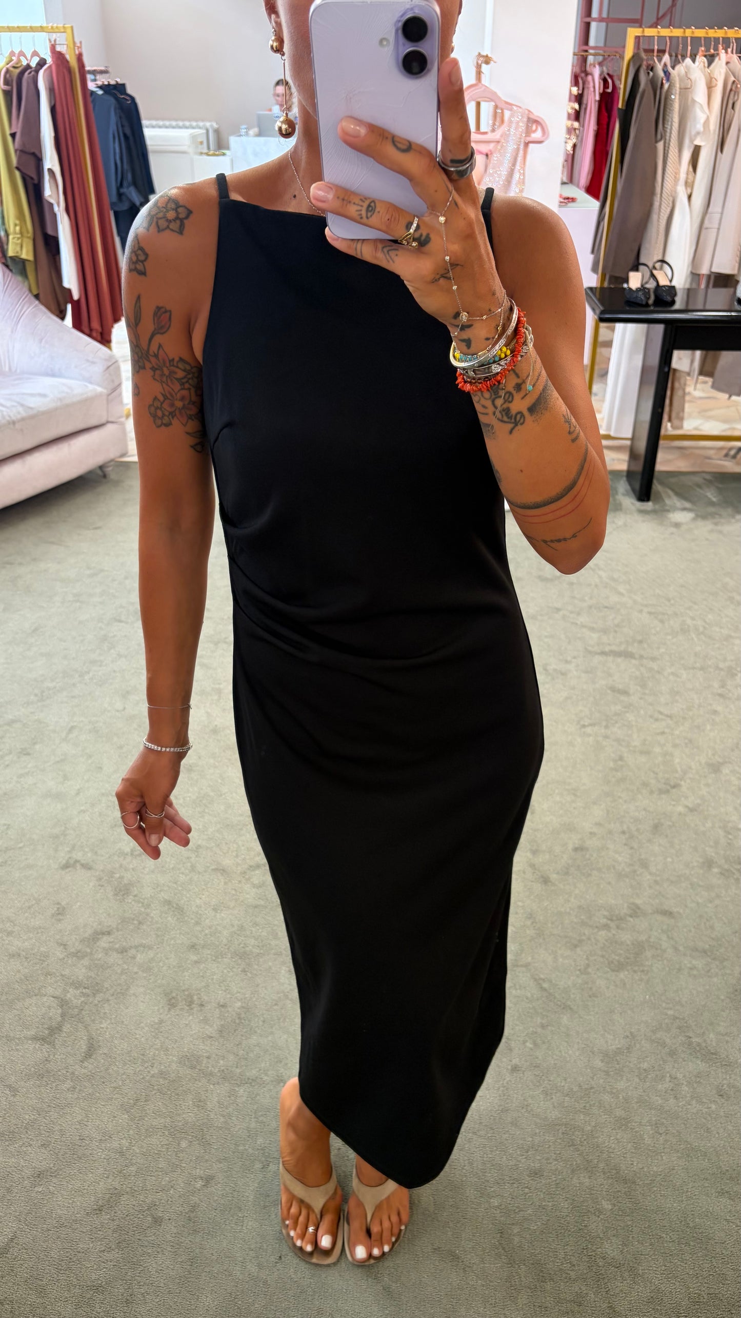 Abito midi nero con arricciature laterali e spacco aw